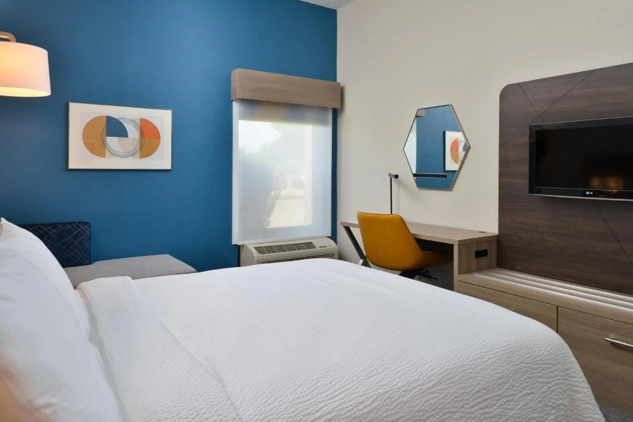 Photo of the whole room, Bed in Holiday Inn Express Lewisburg - New Columbia by IHG