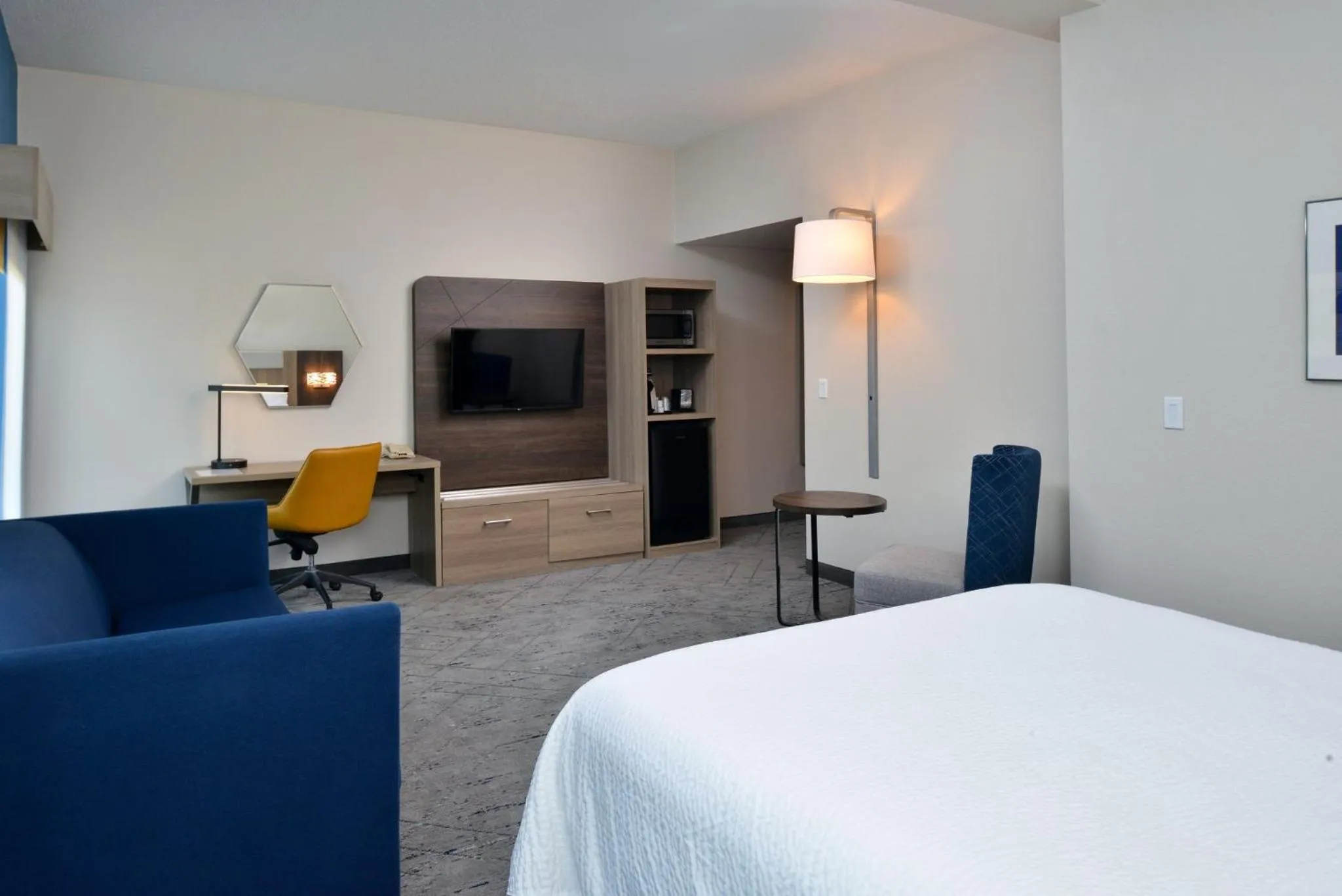 Photo of the whole room, Bed in Holiday Inn Express Lewisburg - New Columbia by IHG