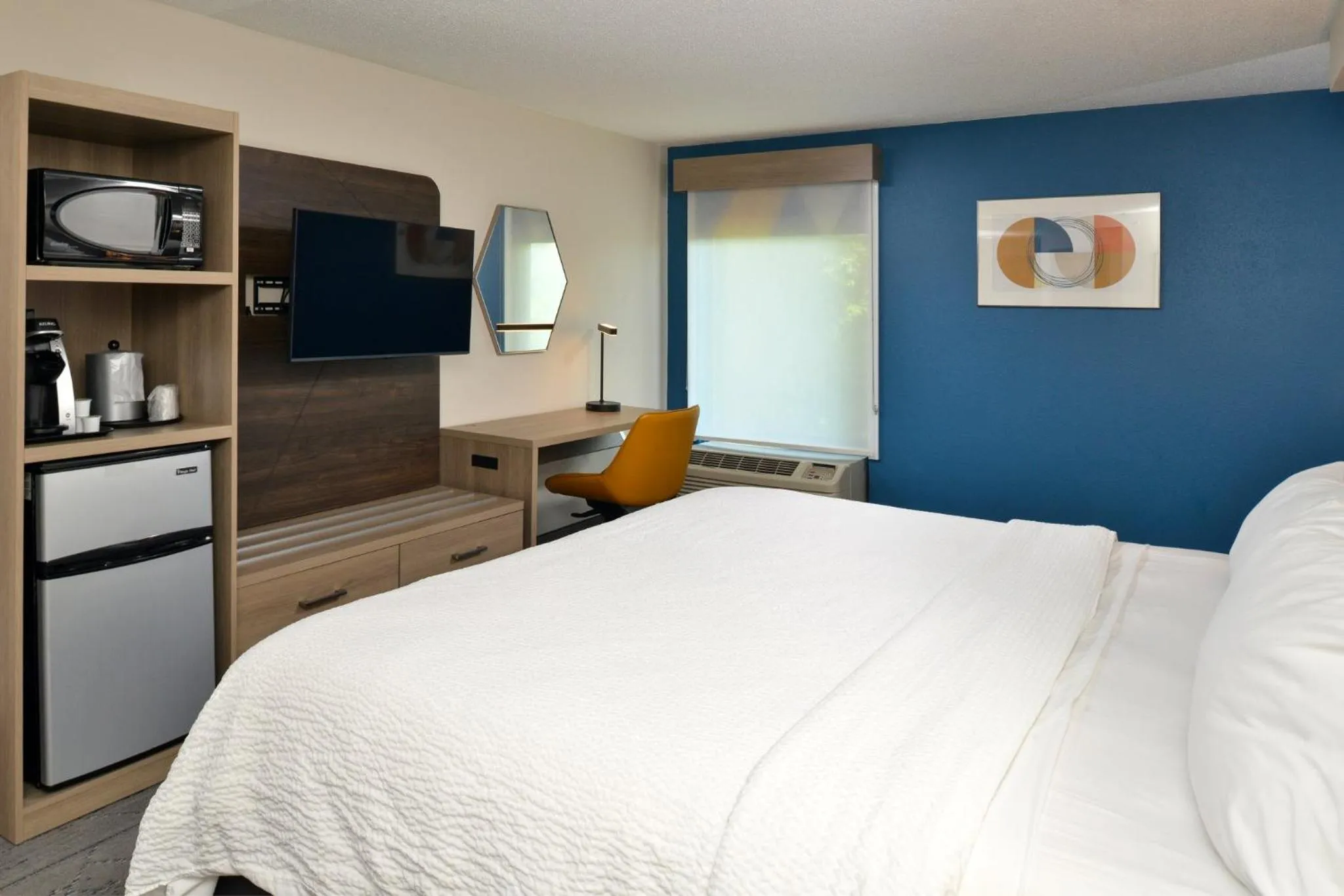 Photo of the whole room, Bed in Holiday Inn Express Lewisburg - New Columbia by IHG