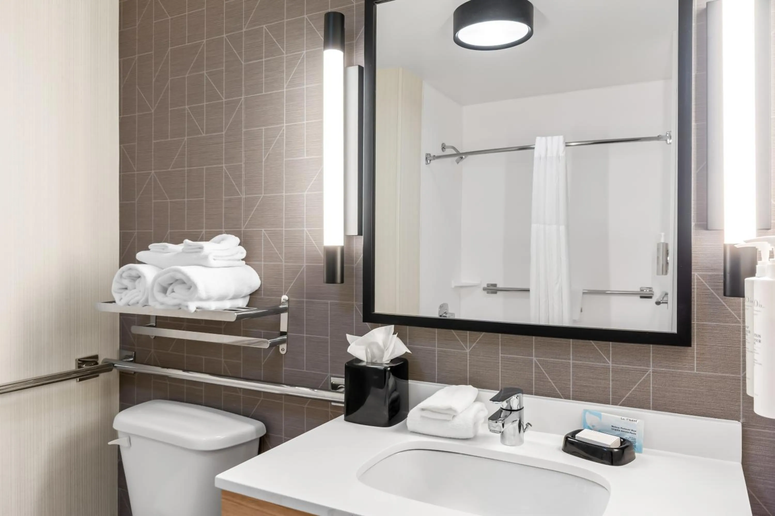 Bath in Spark by Hilton Bardstown