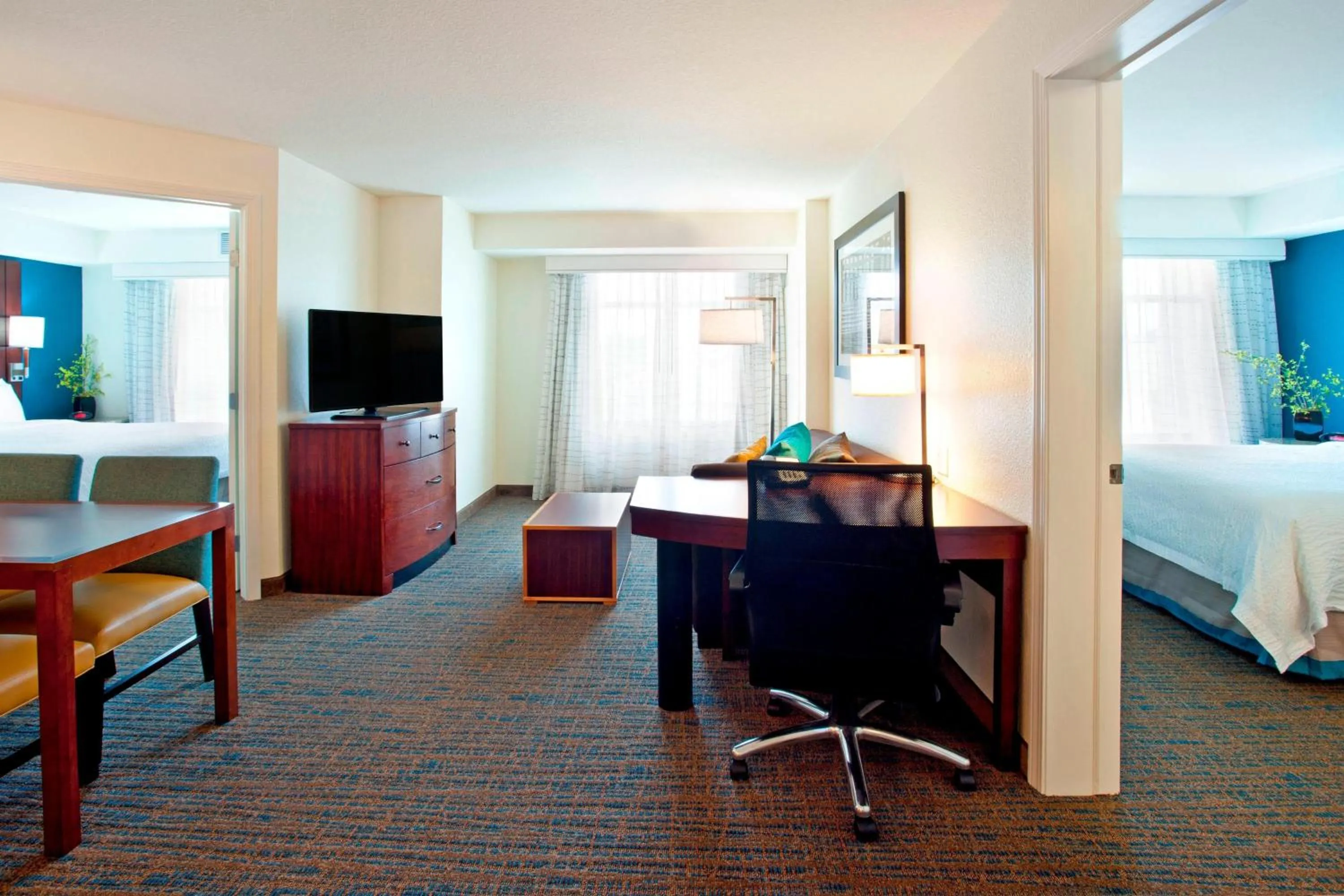 Living room, Bed in Residence Inn by Marriott Portland Airport at Cascade Station