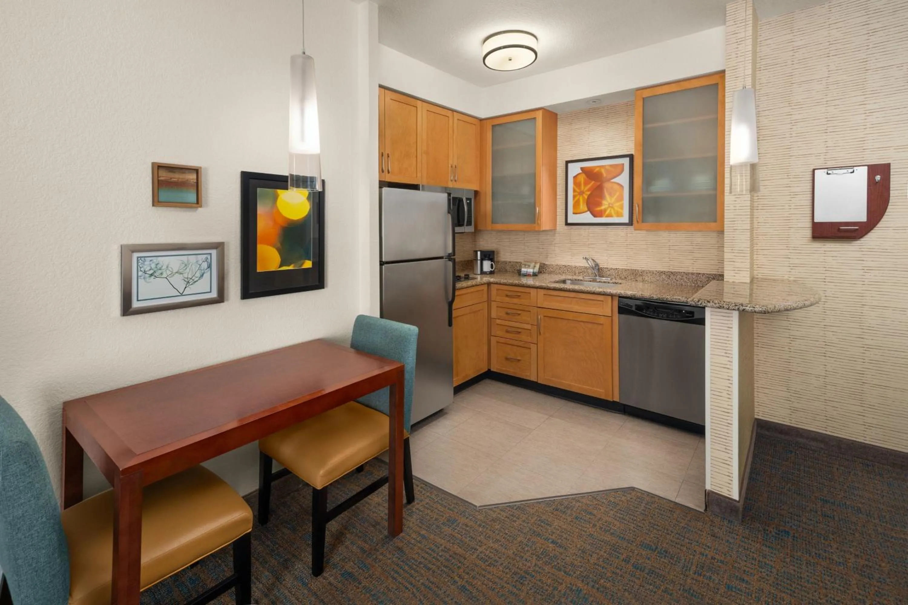 Kitchen or kitchenette in Residence Inn by Marriott Portland Airport at Cascade Station