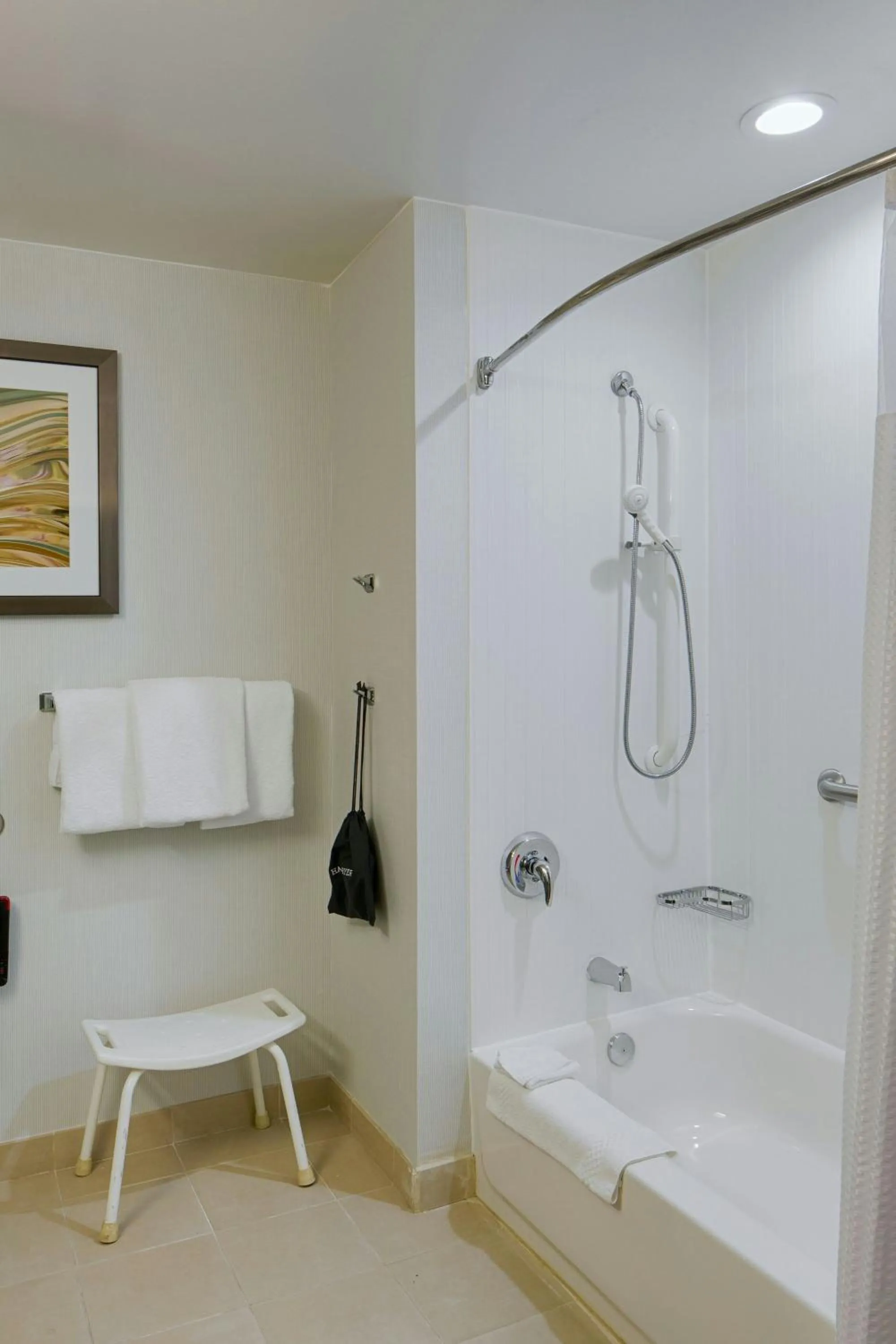 Bathroom in Courtyard by Marriott Columbus West/Hilliard