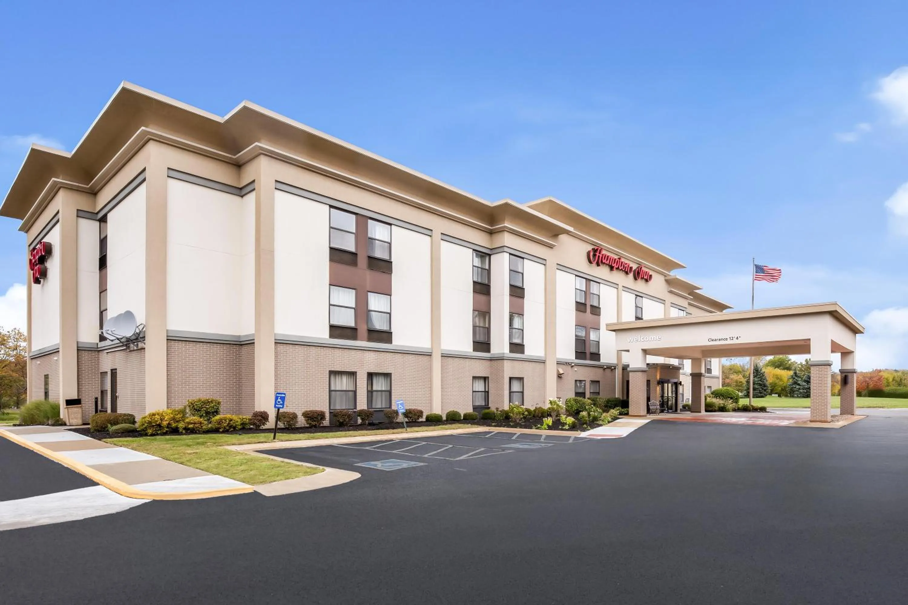 Property building in Hampton Inn Akron-Fairlawn