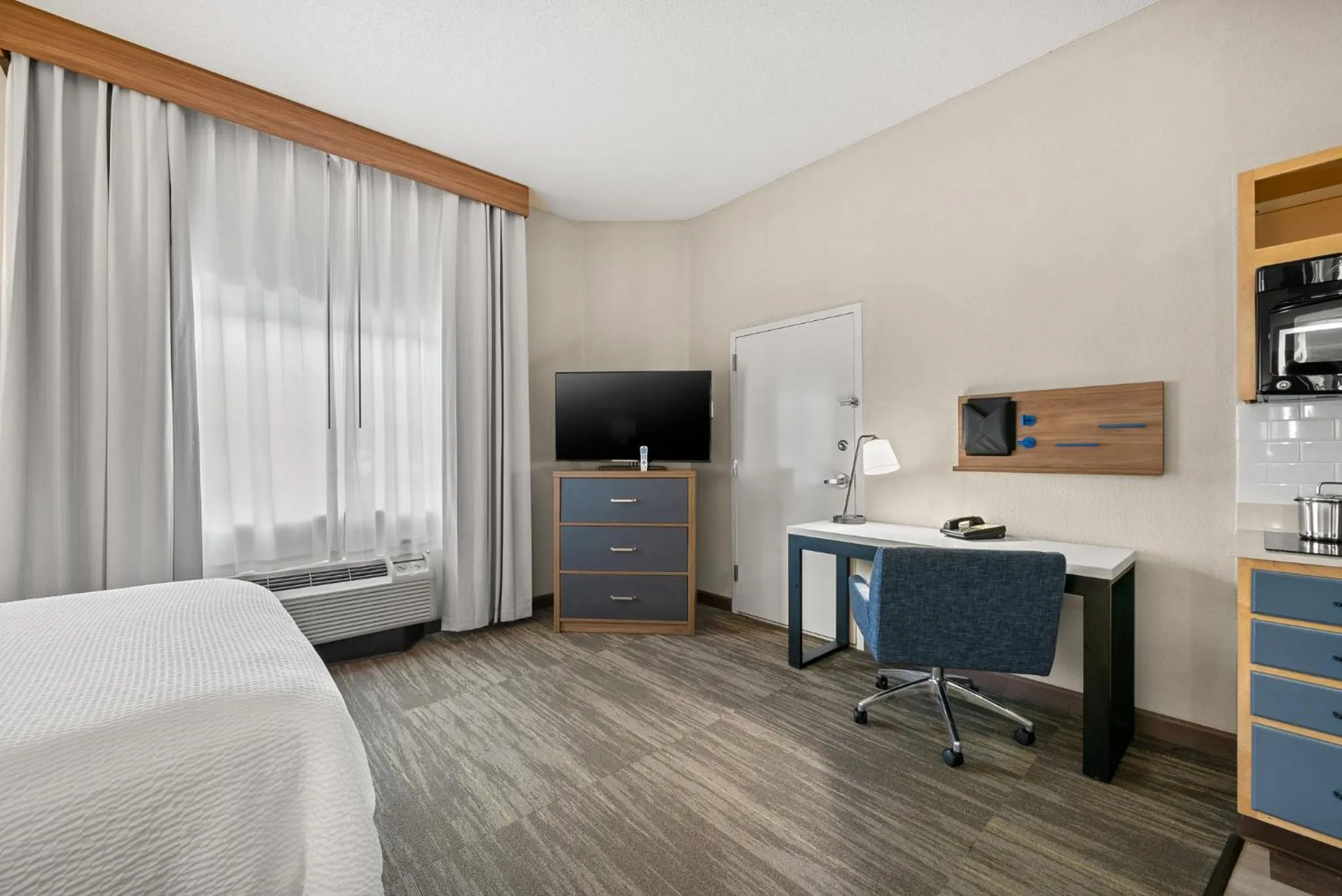 TV and multimedia, Bed in Candlewood Suites Bordentown-Trenton by IHG