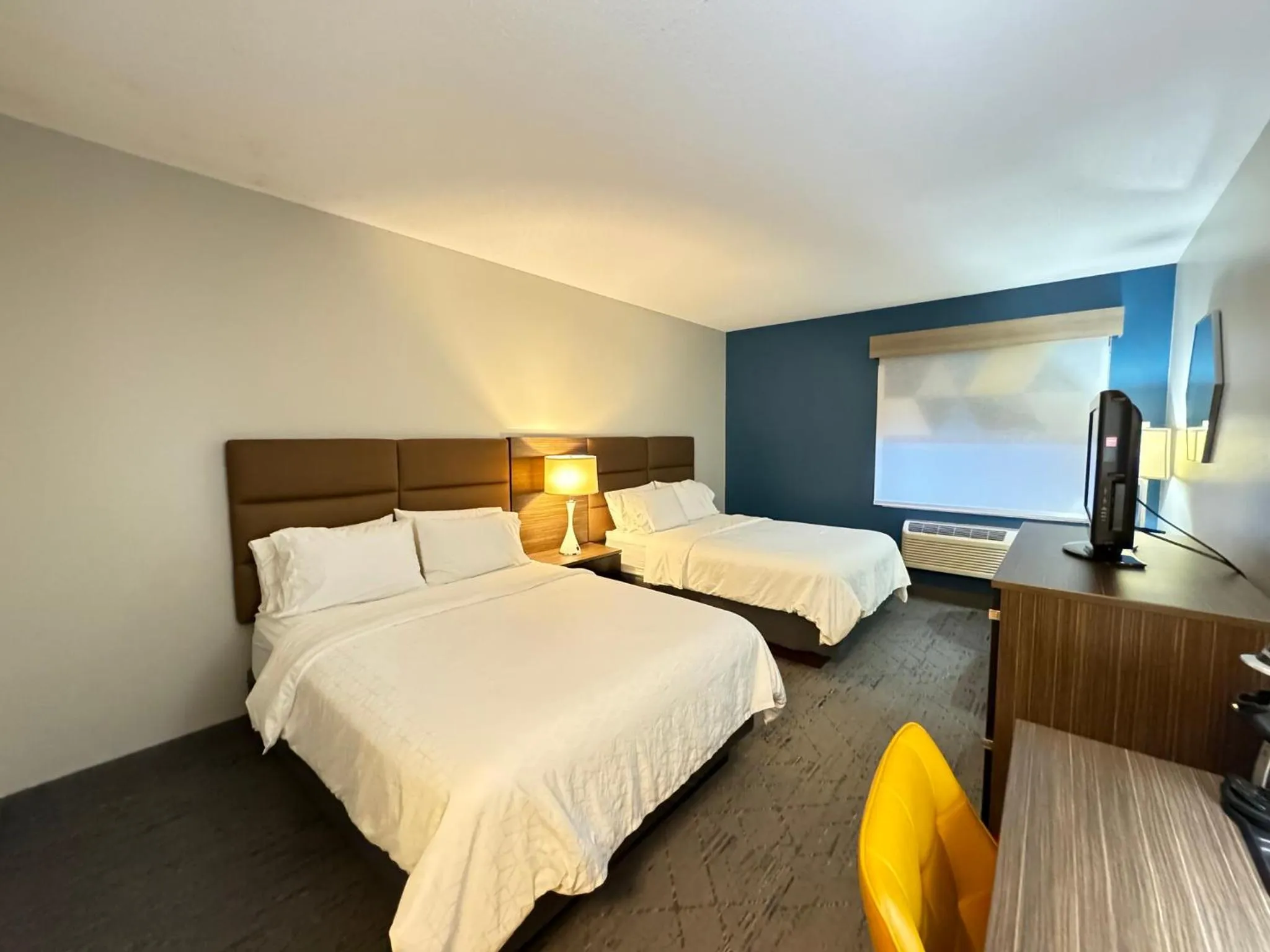 Photo of the whole room, Bed in Holiday Inn Express Hotel & Suites St. Paul - Woodbury by IHG