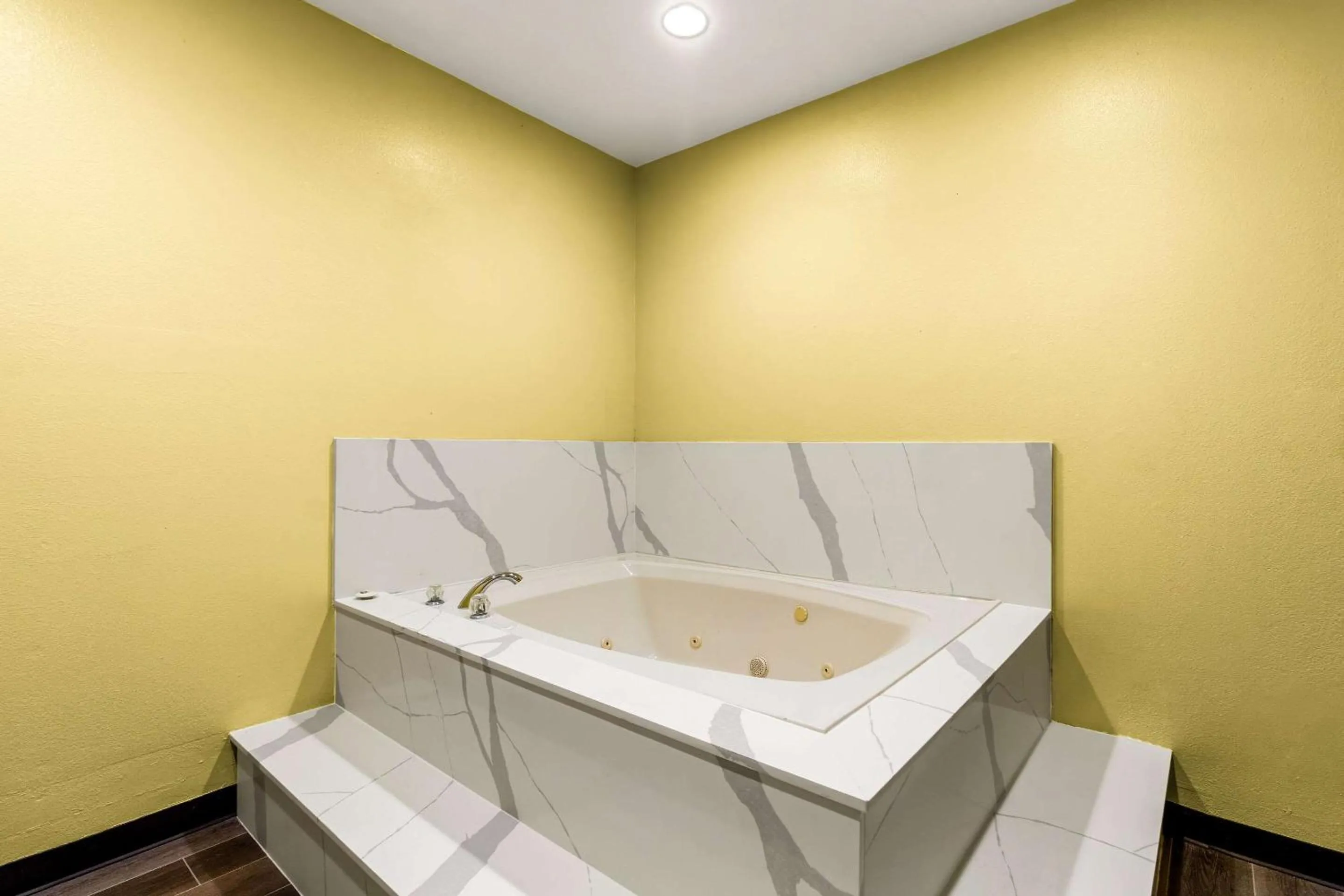 Bedroom in Quality Inn Bay City TX