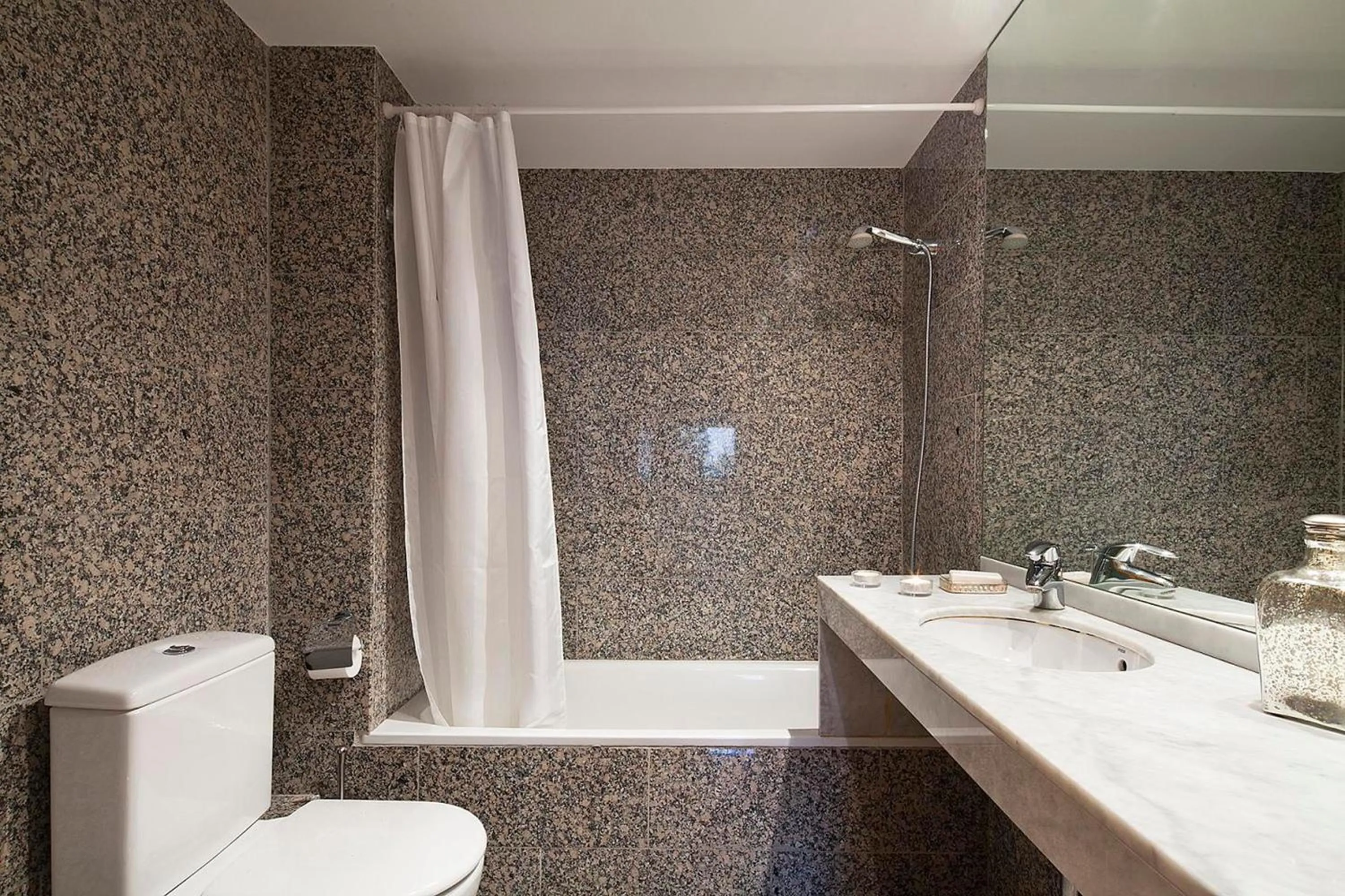 Bathroom in Apartment Barcelona Rentals - Park Güell Apartments