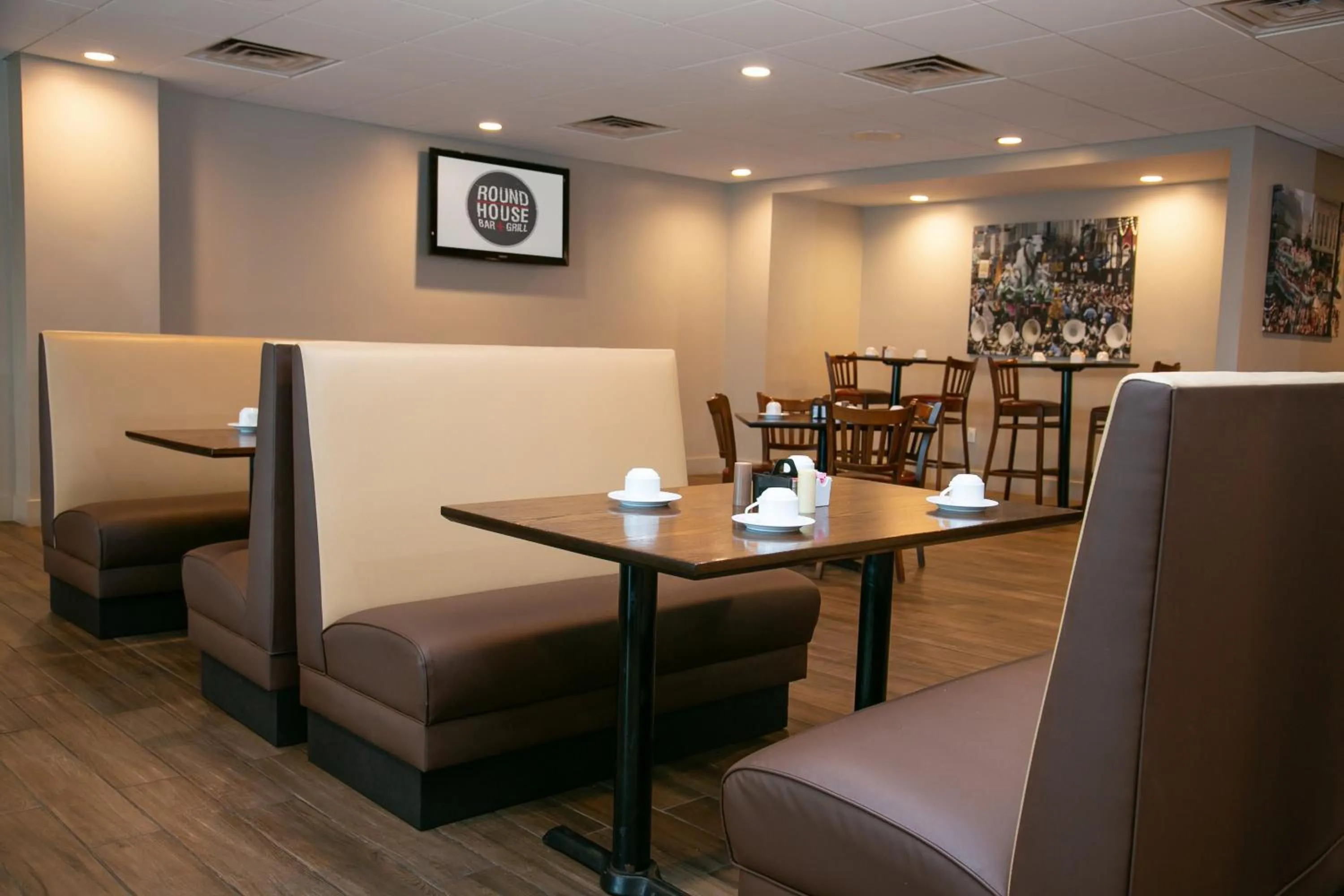 Restaurant/places to eat in Holiday Inn Metairie New Orleans by IHG