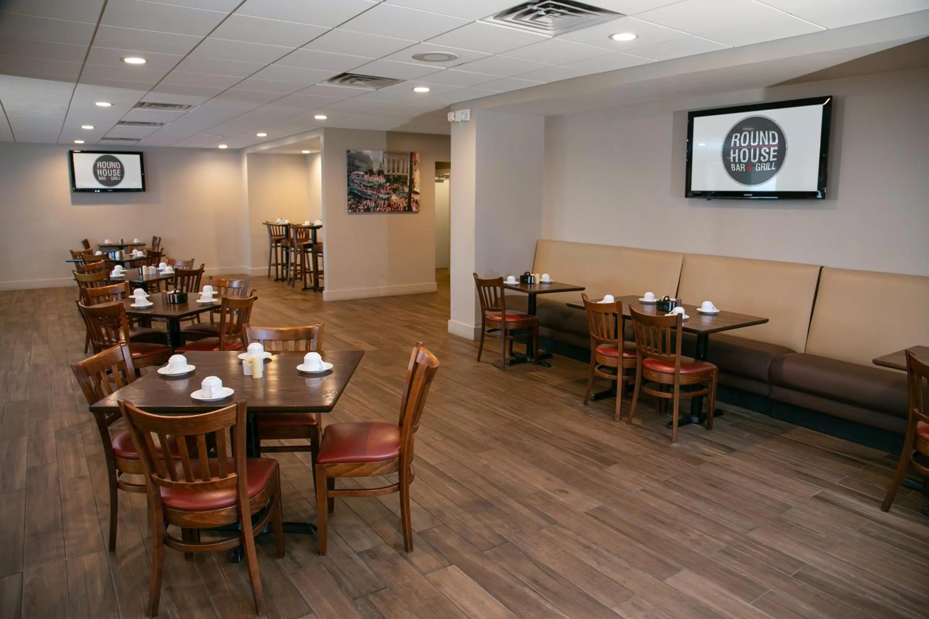 Restaurant/places to eat in Holiday Inn Metairie New Orleans by IHG