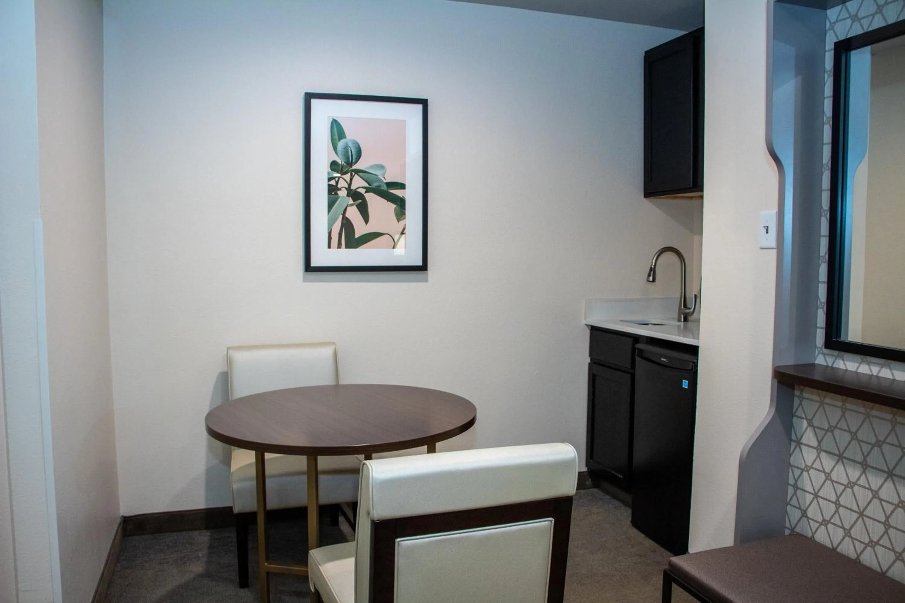 Photo of the whole room in Holiday Inn Metairie New Orleans by IHG