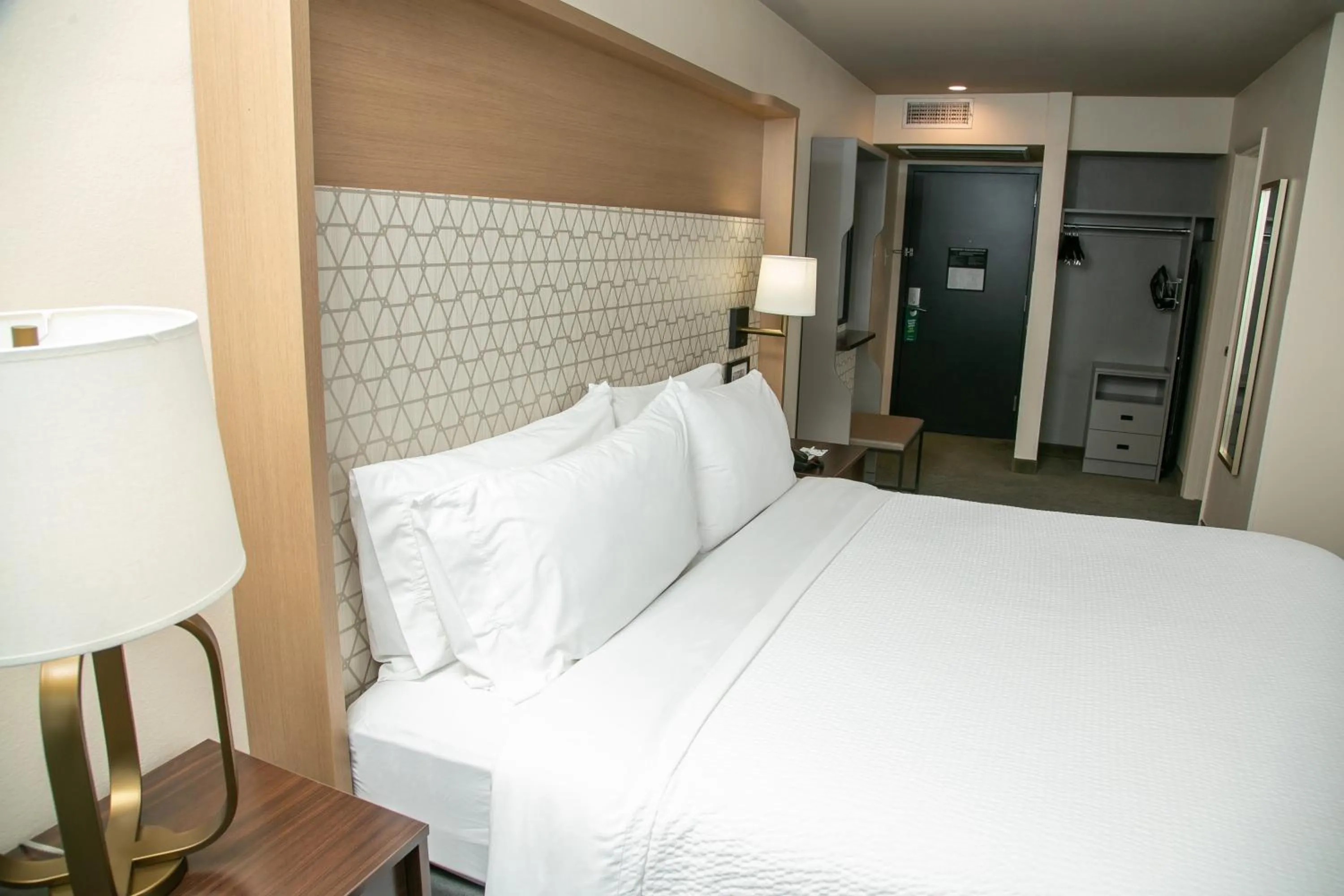 Photo of the whole room, Bed in Holiday Inn Metairie New Orleans by IHG