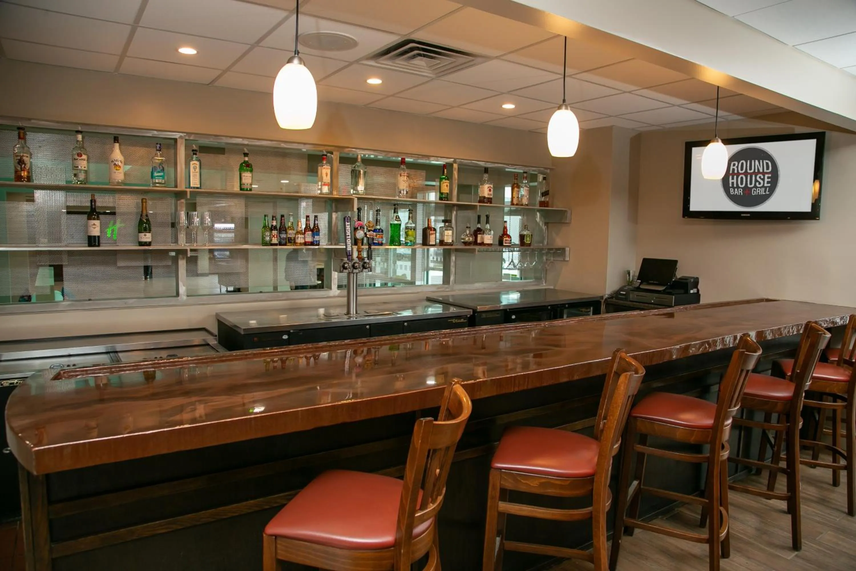 Lounge or bar in Holiday Inn Metairie New Orleans by IHG