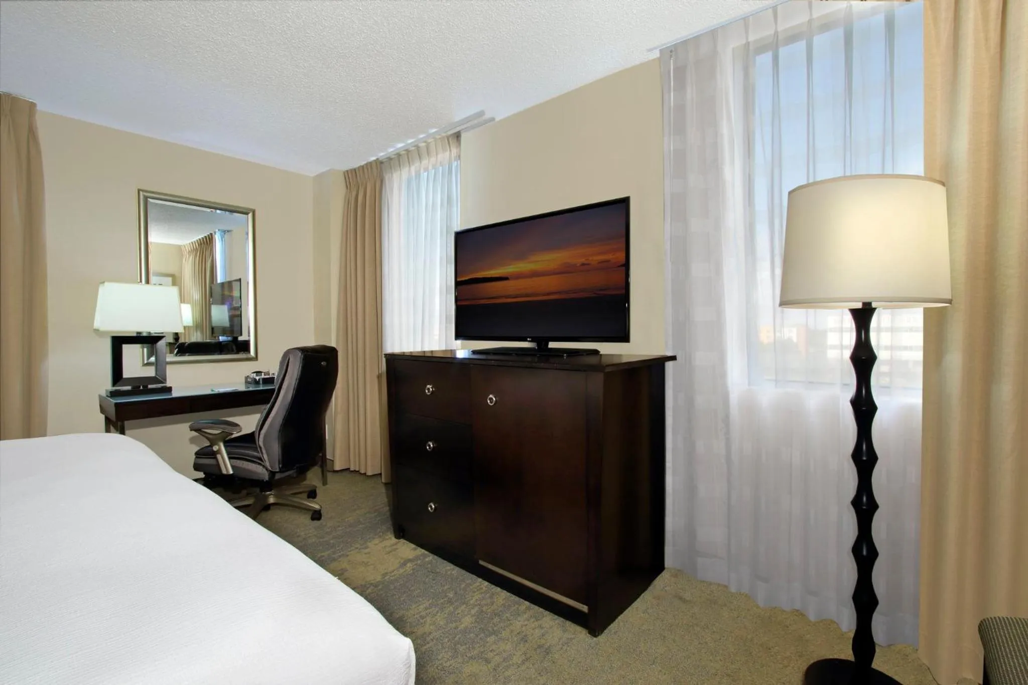 Photo of the whole room, Bed in Holiday Inn Metairie New Orleans by IHG