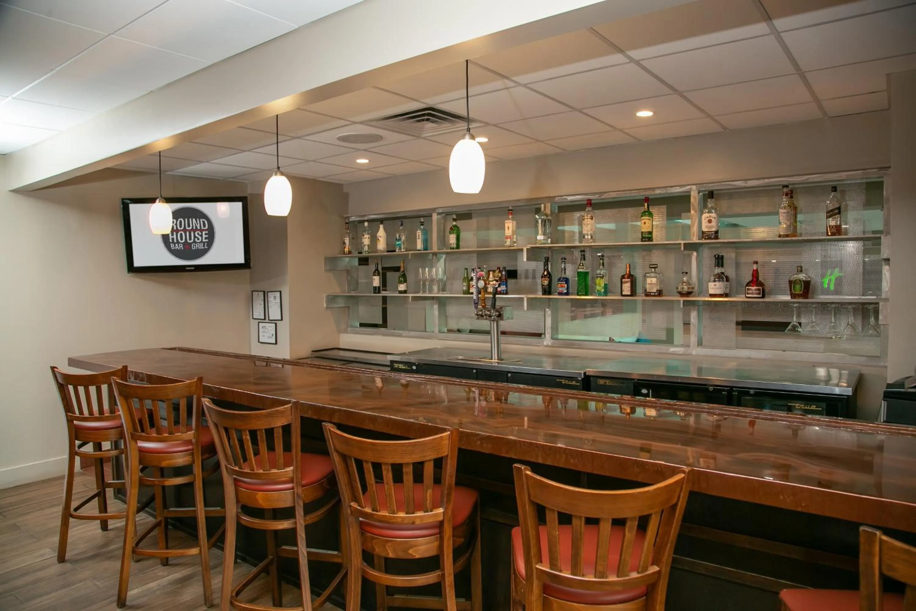Lounge or bar in Holiday Inn Metairie New Orleans by IHG