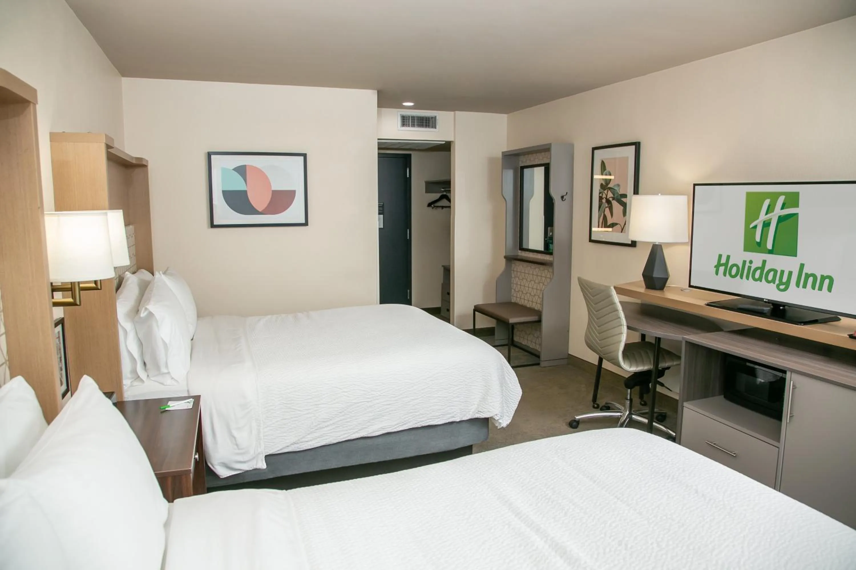 Photo of the whole room, Bed in Holiday Inn Metairie New Orleans by IHG