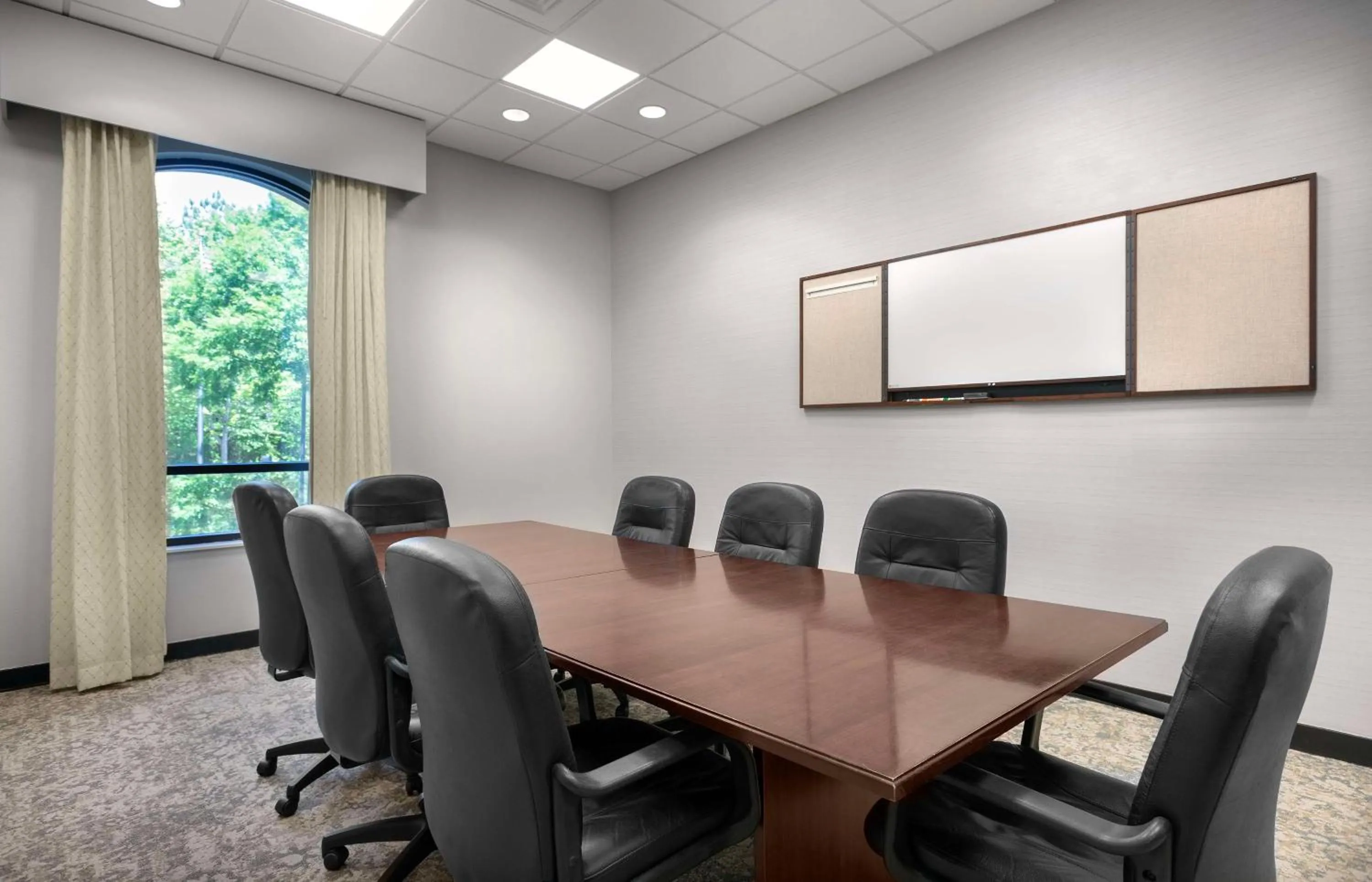 Meeting/conference room in Hampton Inn Belmont at Montcross