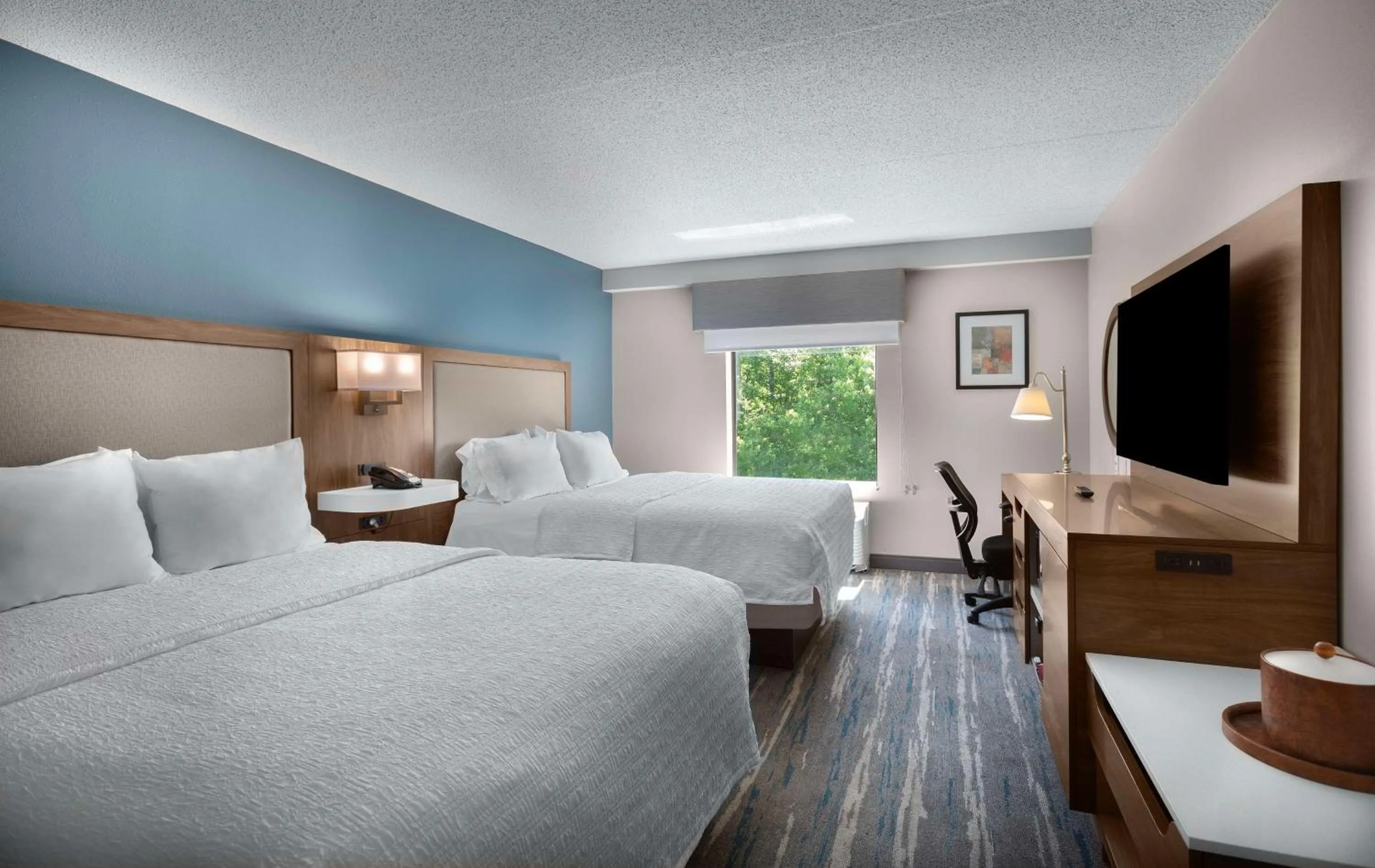 Bed in Hampton Inn Belmont at Montcross