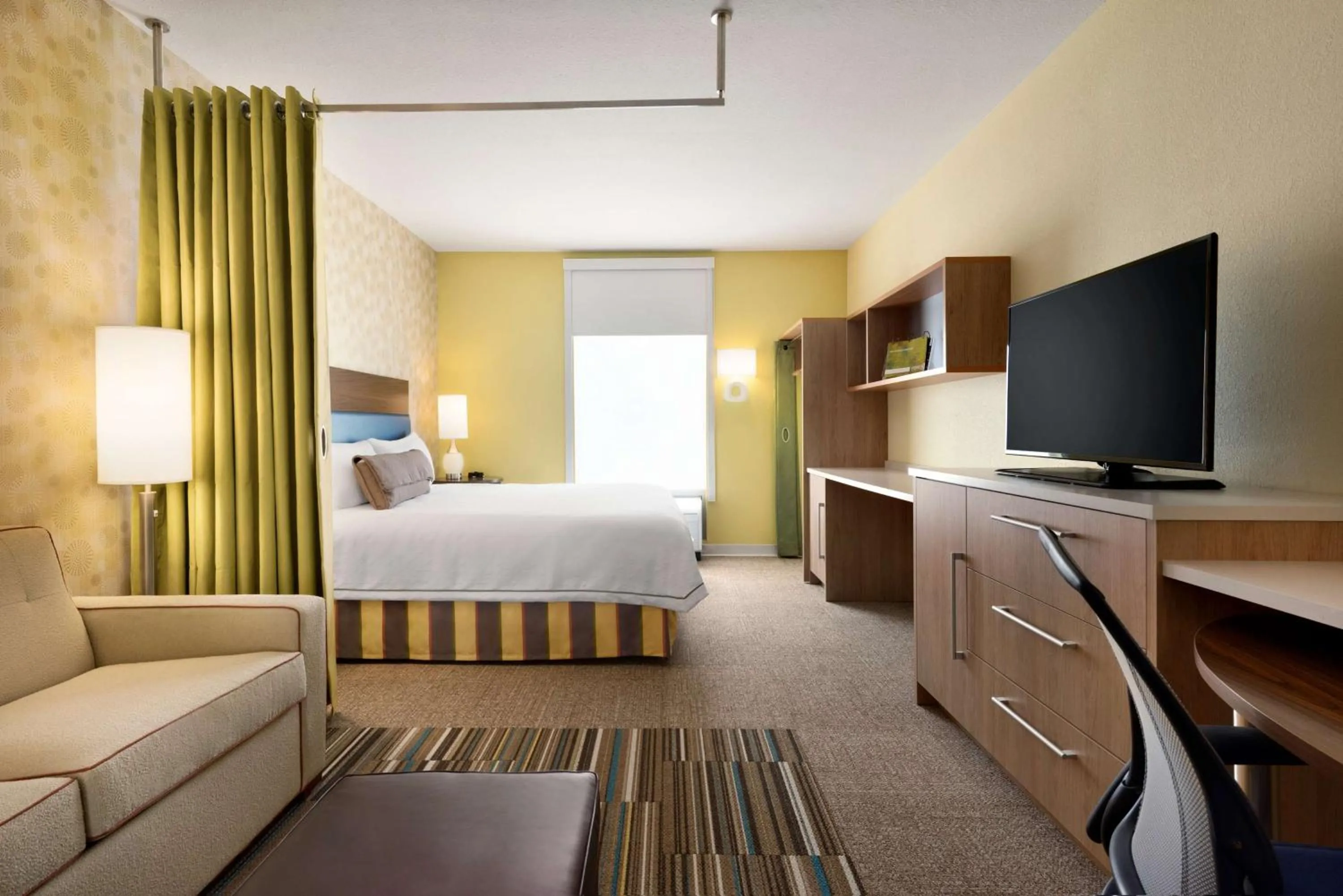 Living room, Bed in Home2 Suites By Hilton-Cleveland Beachwood