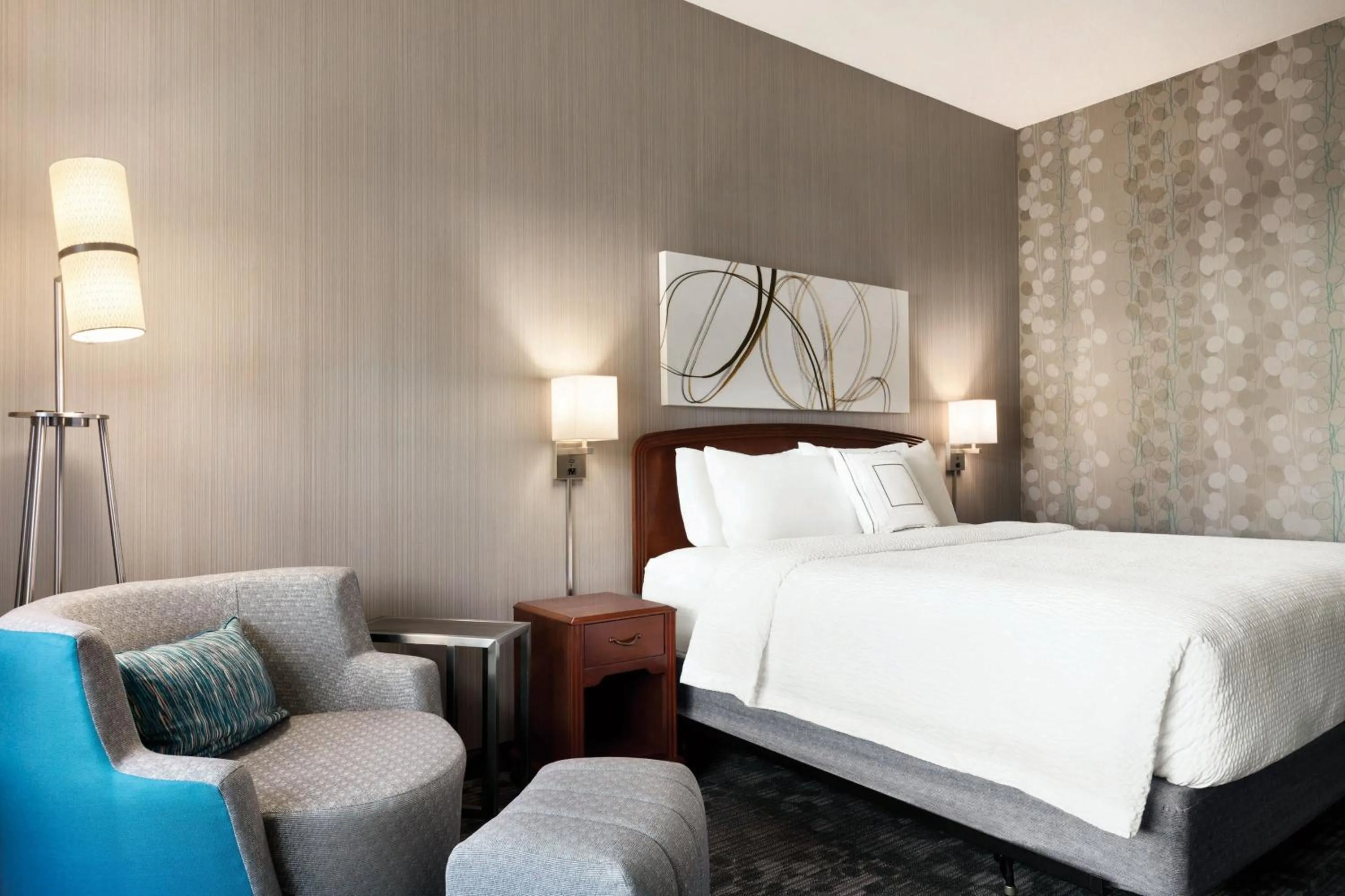 Photo of the whole room, Bed in Courtyard By Marriott Salinas Monterey