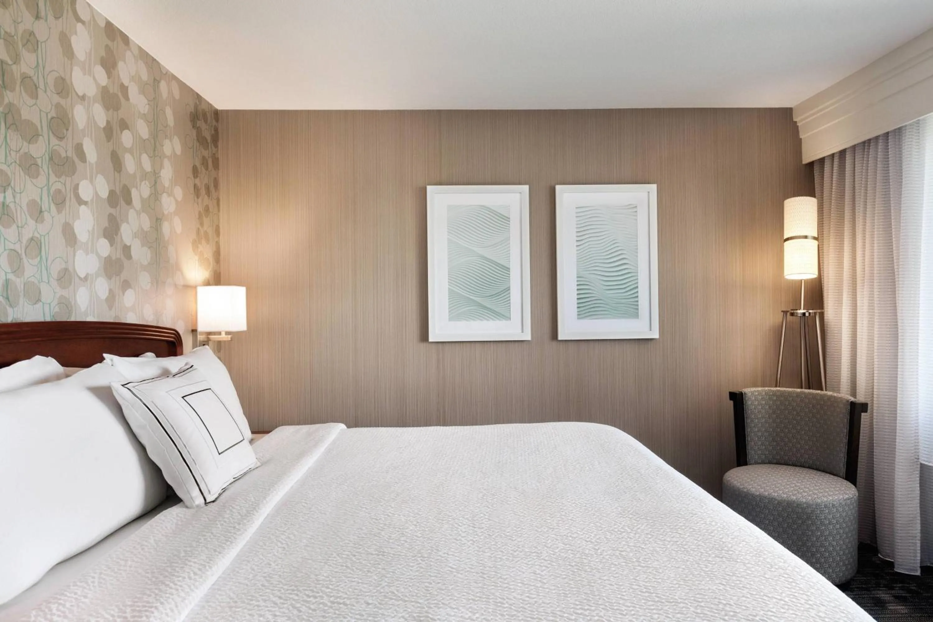 Photo of the whole room, Bed in Courtyard By Marriott Salinas Monterey