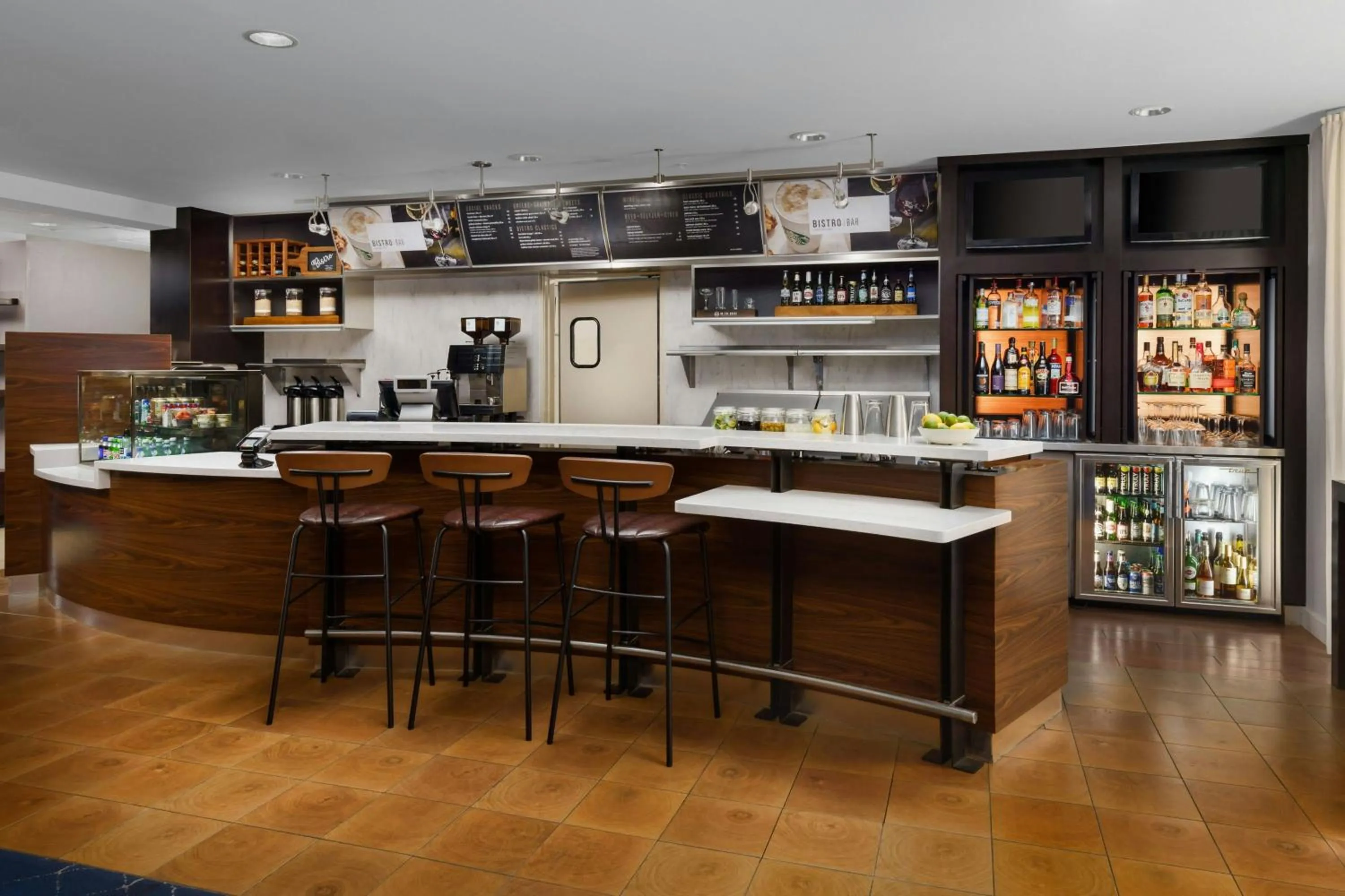 Lounge or bar in Courtyard By Marriott Salinas Monterey