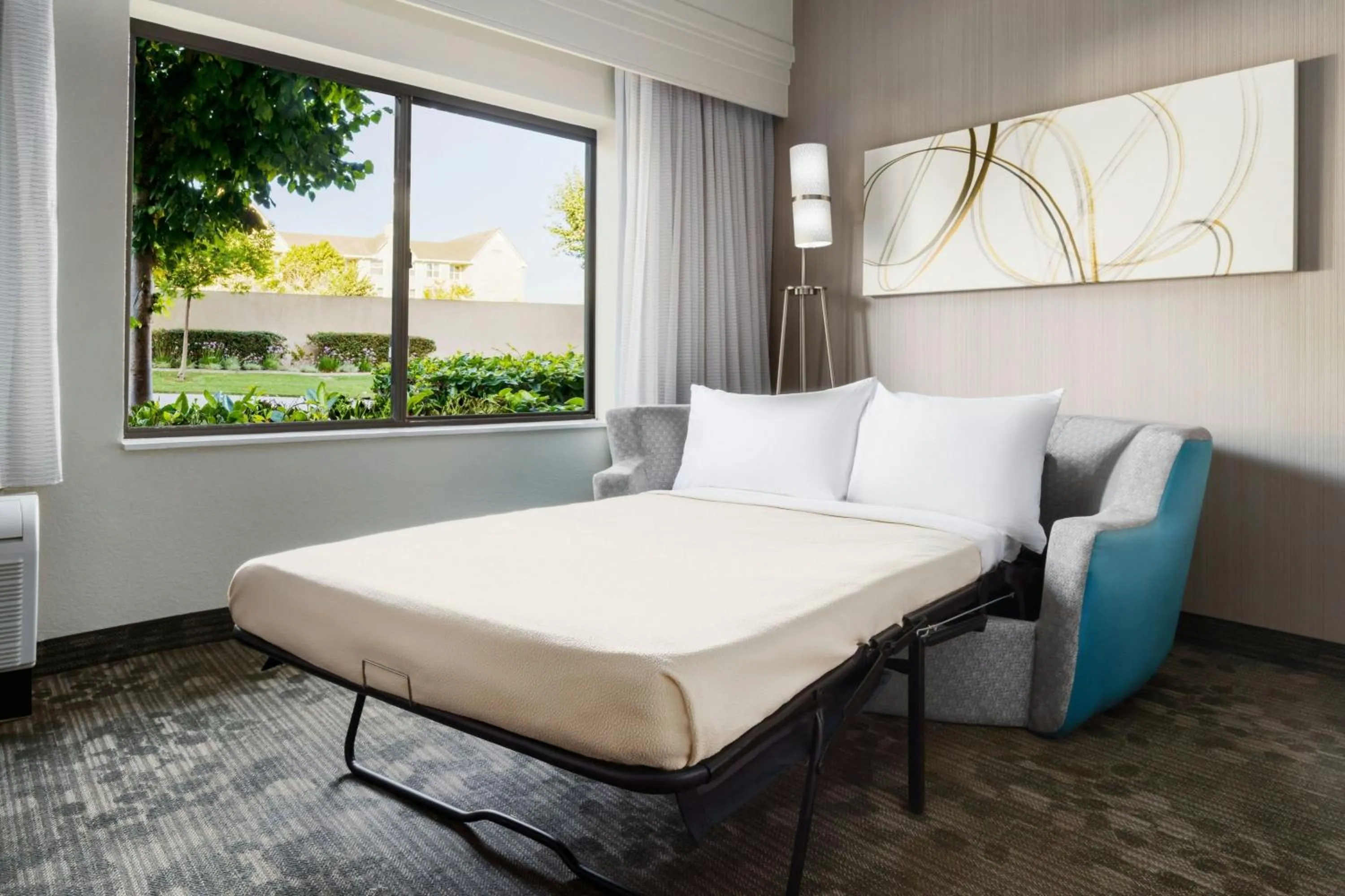 Photo of the whole room, Bed in Courtyard By Marriott Salinas Monterey