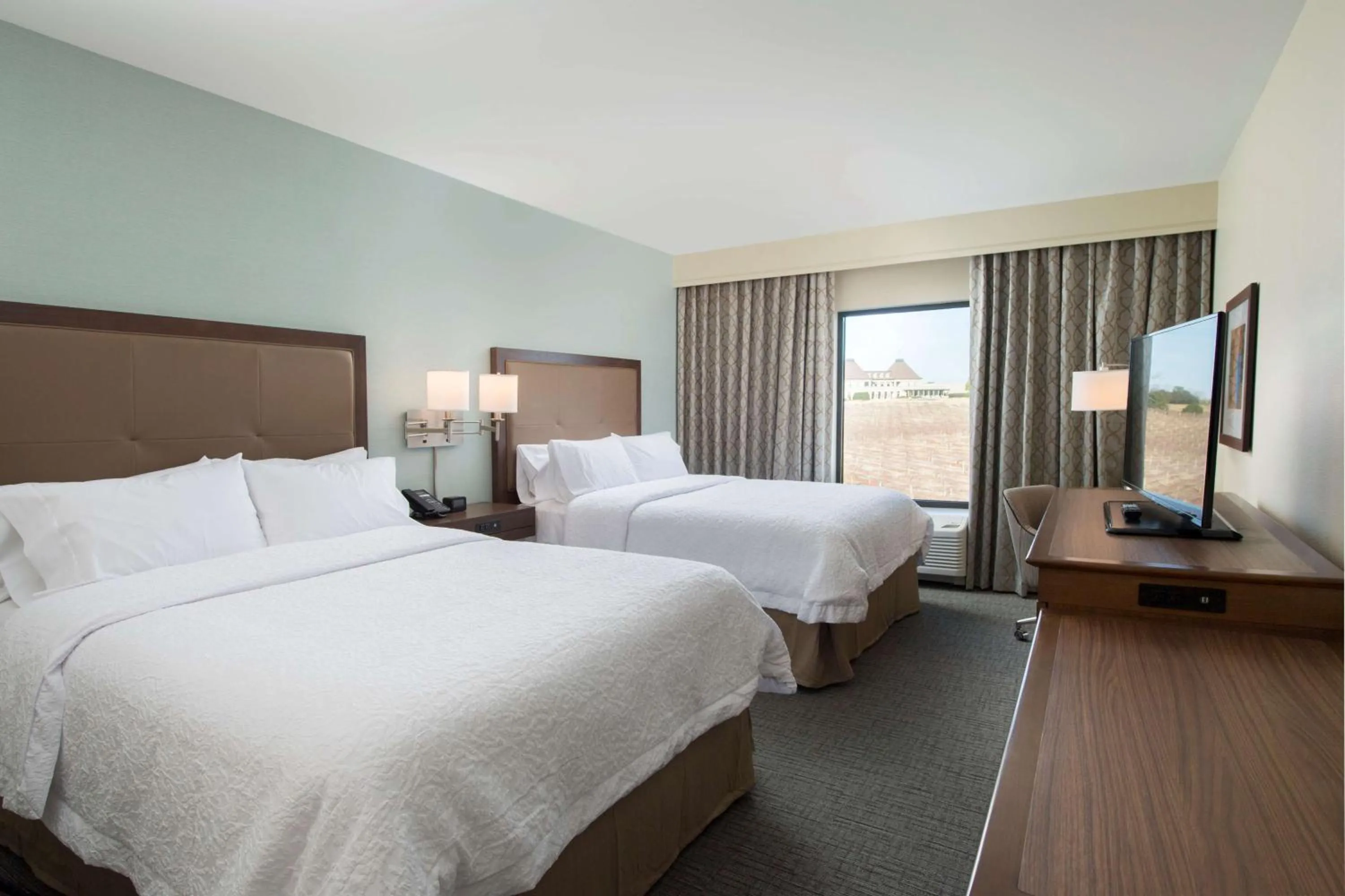 Bed in Hampton Inn & Suites Braselton
