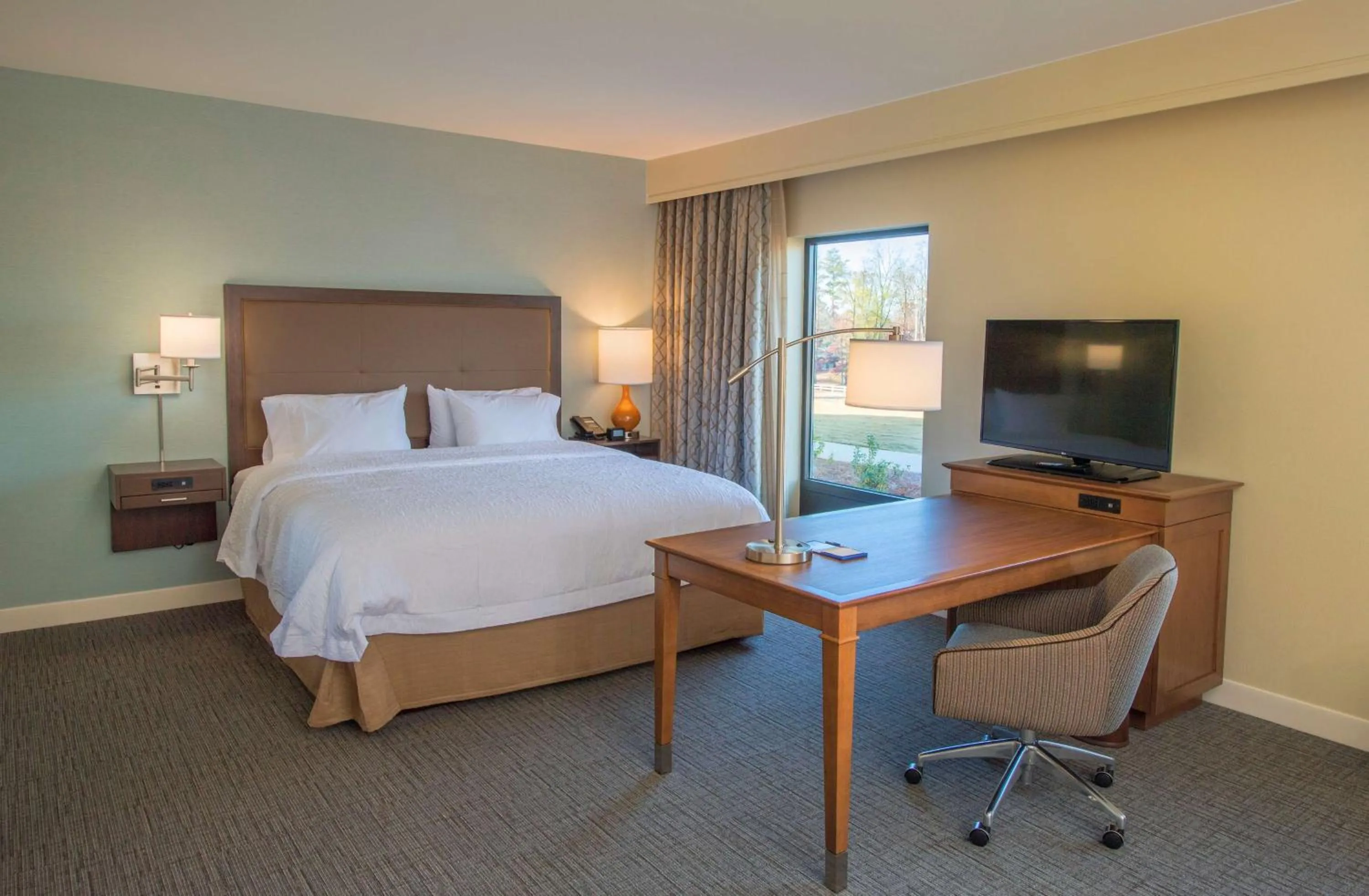 Bed in Hampton Inn & Suites Braselton