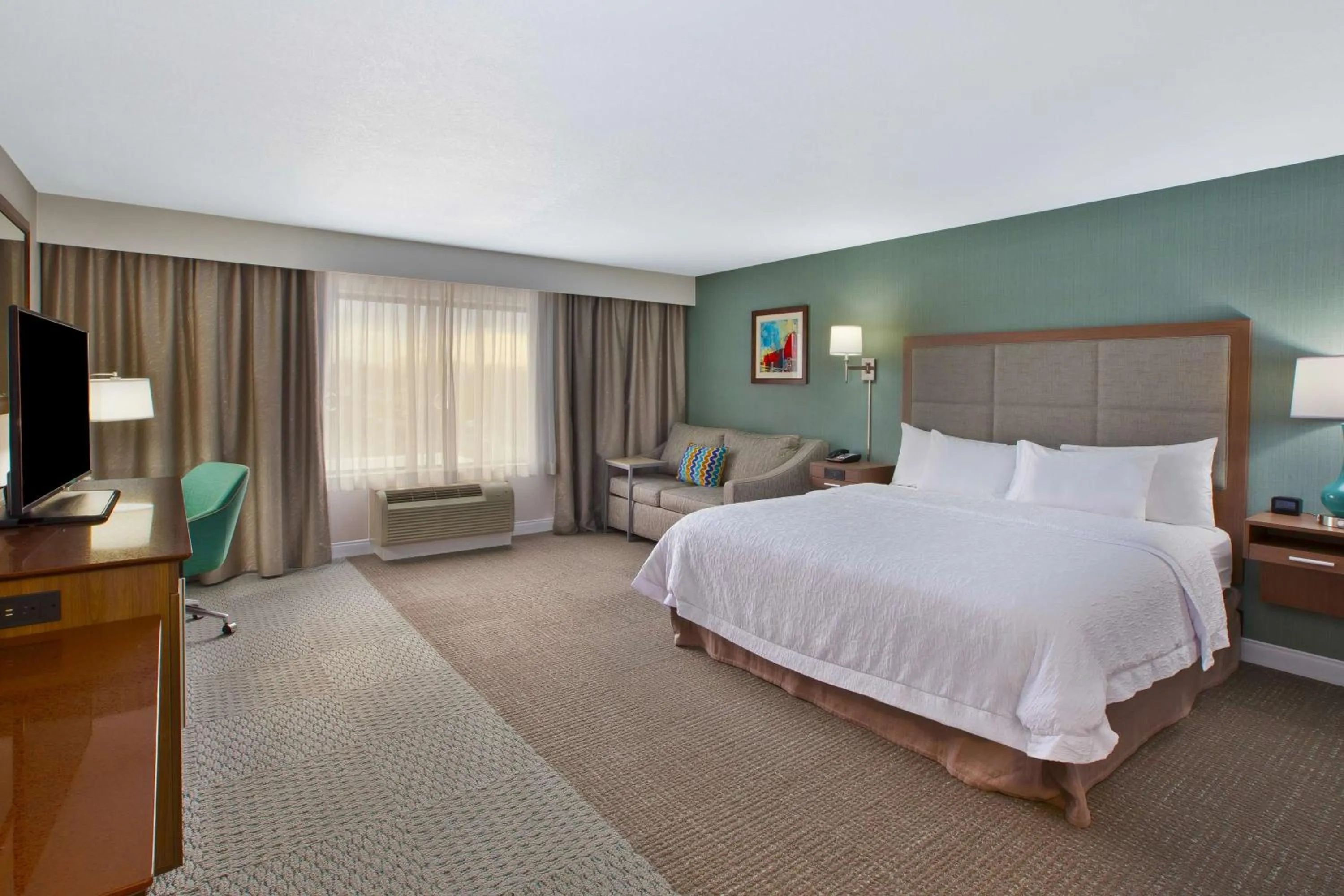 Bedroom, Bed in Hampton Inn & Suites Alliance
