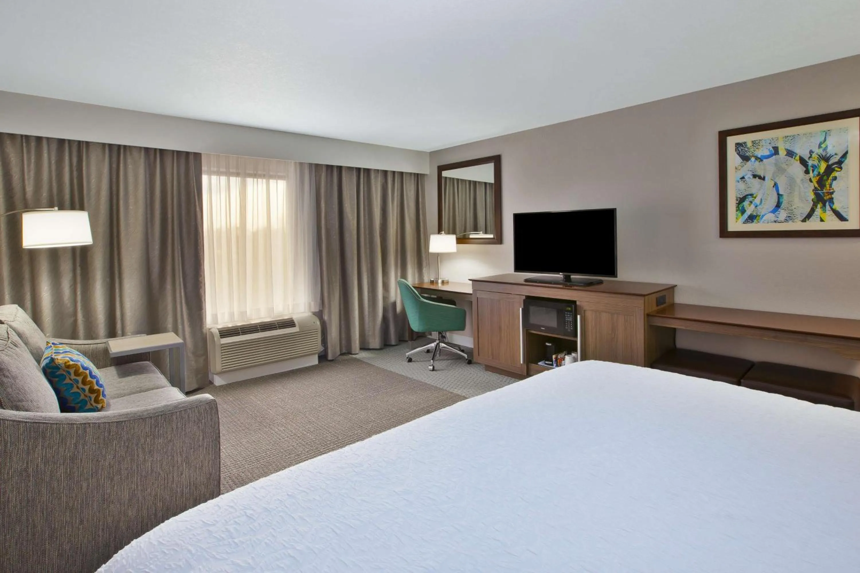 Bedroom, Bed in Hampton Inn & Suites Alliance