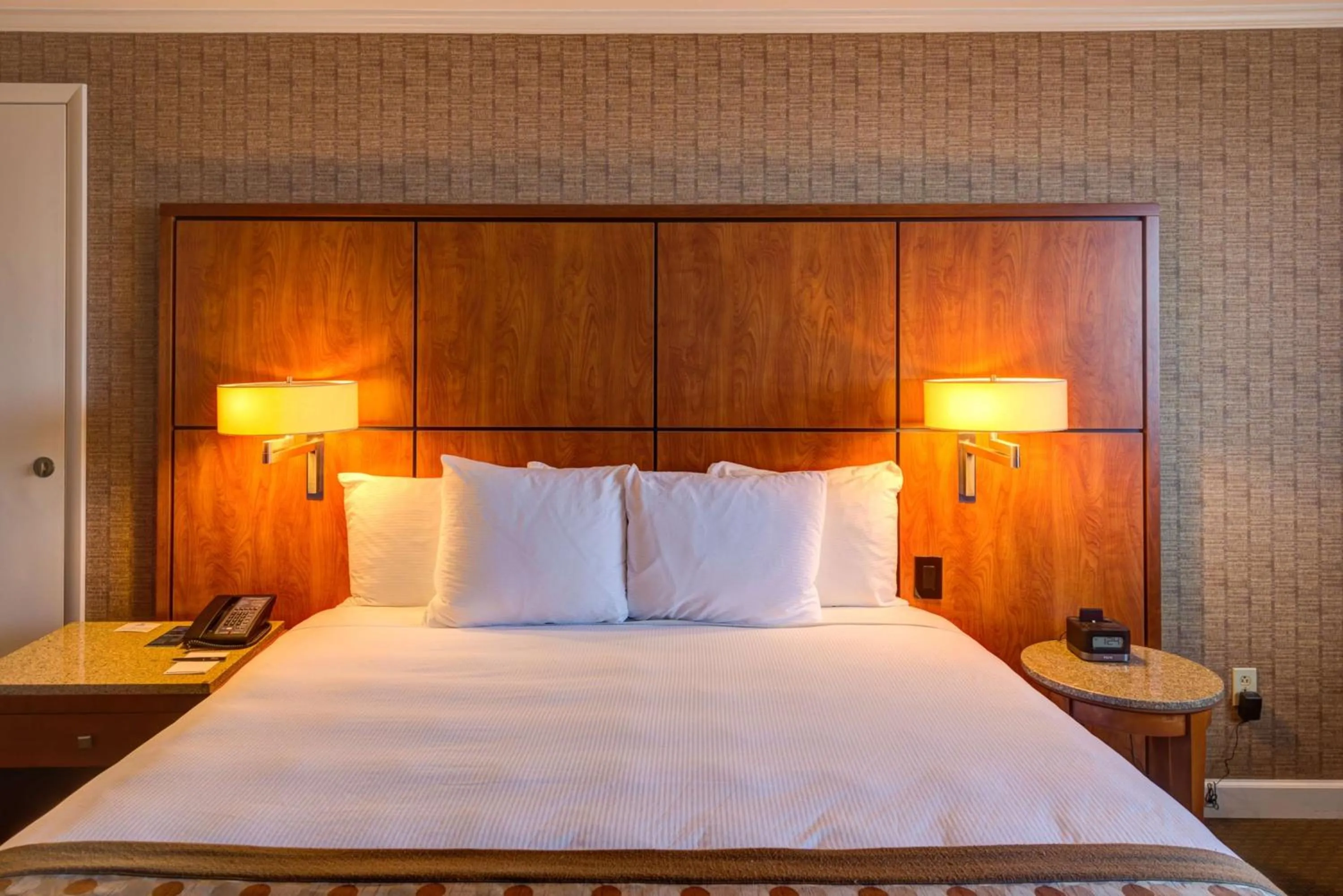 Junior King Suite with Sofa Bed in DoubleTree by Hilton Akron Fairlawn