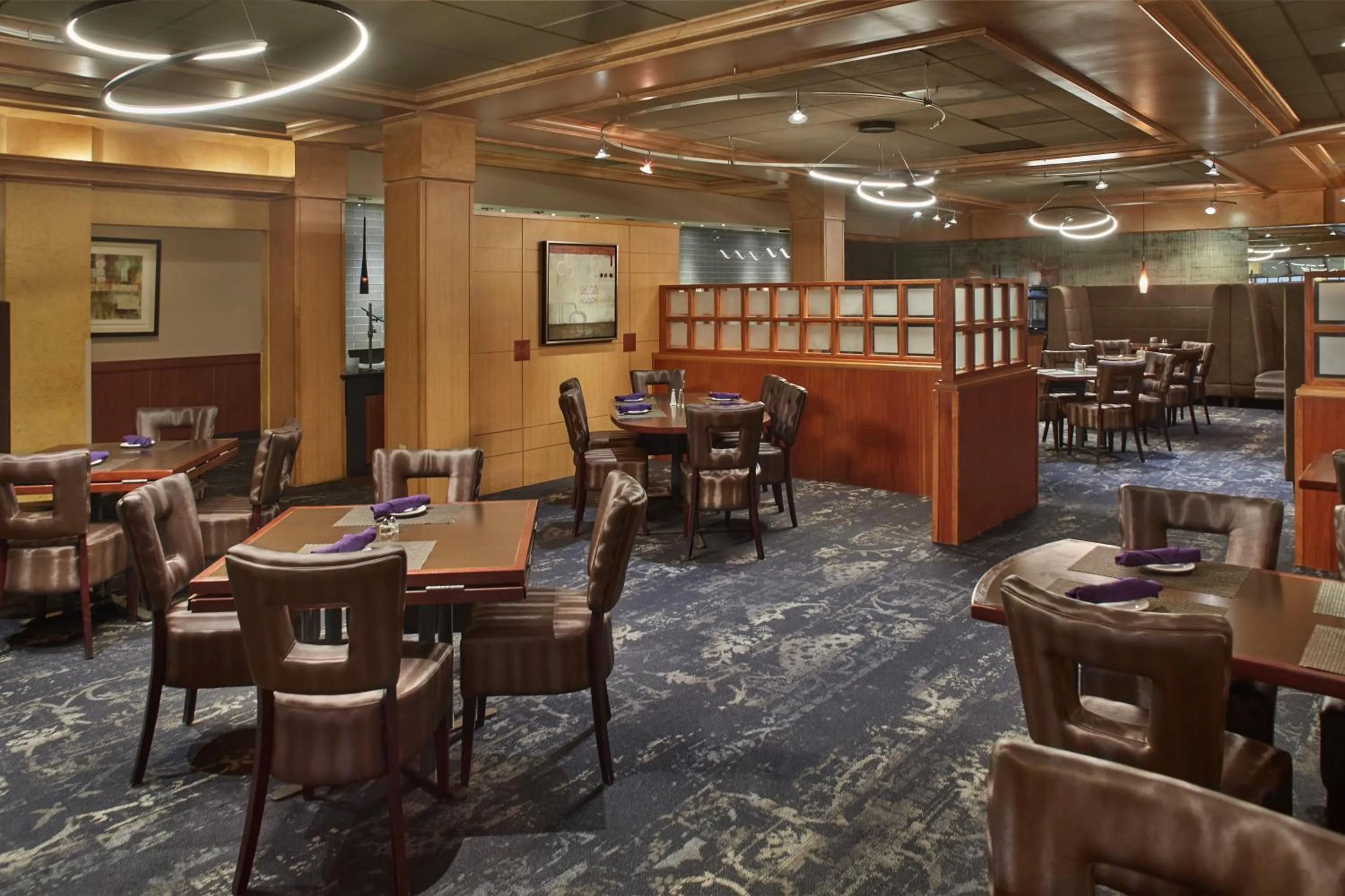 Dining area in DoubleTree by Hilton Akron Fairlawn