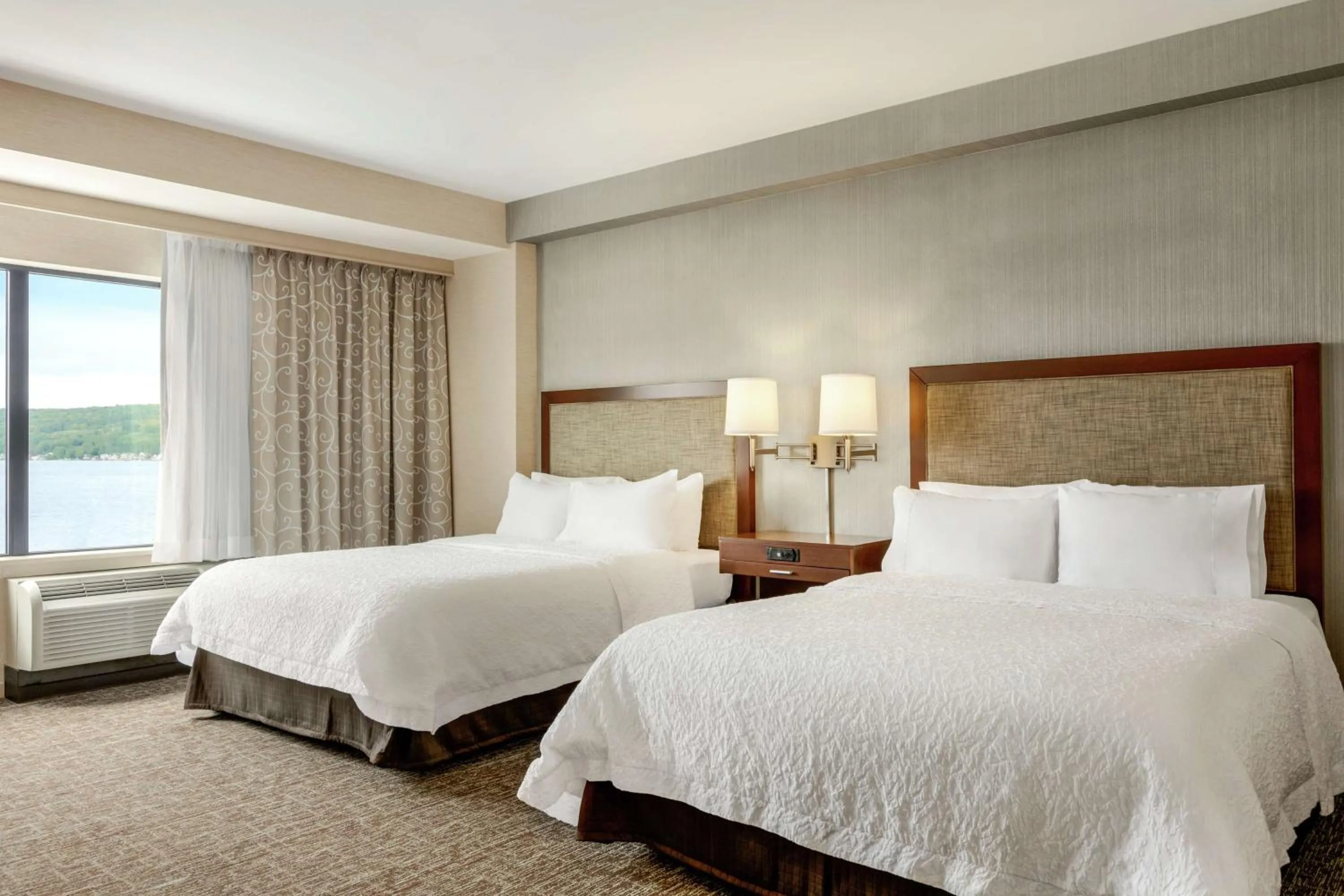 Bed in Hampton Inn Penn Yan, NY