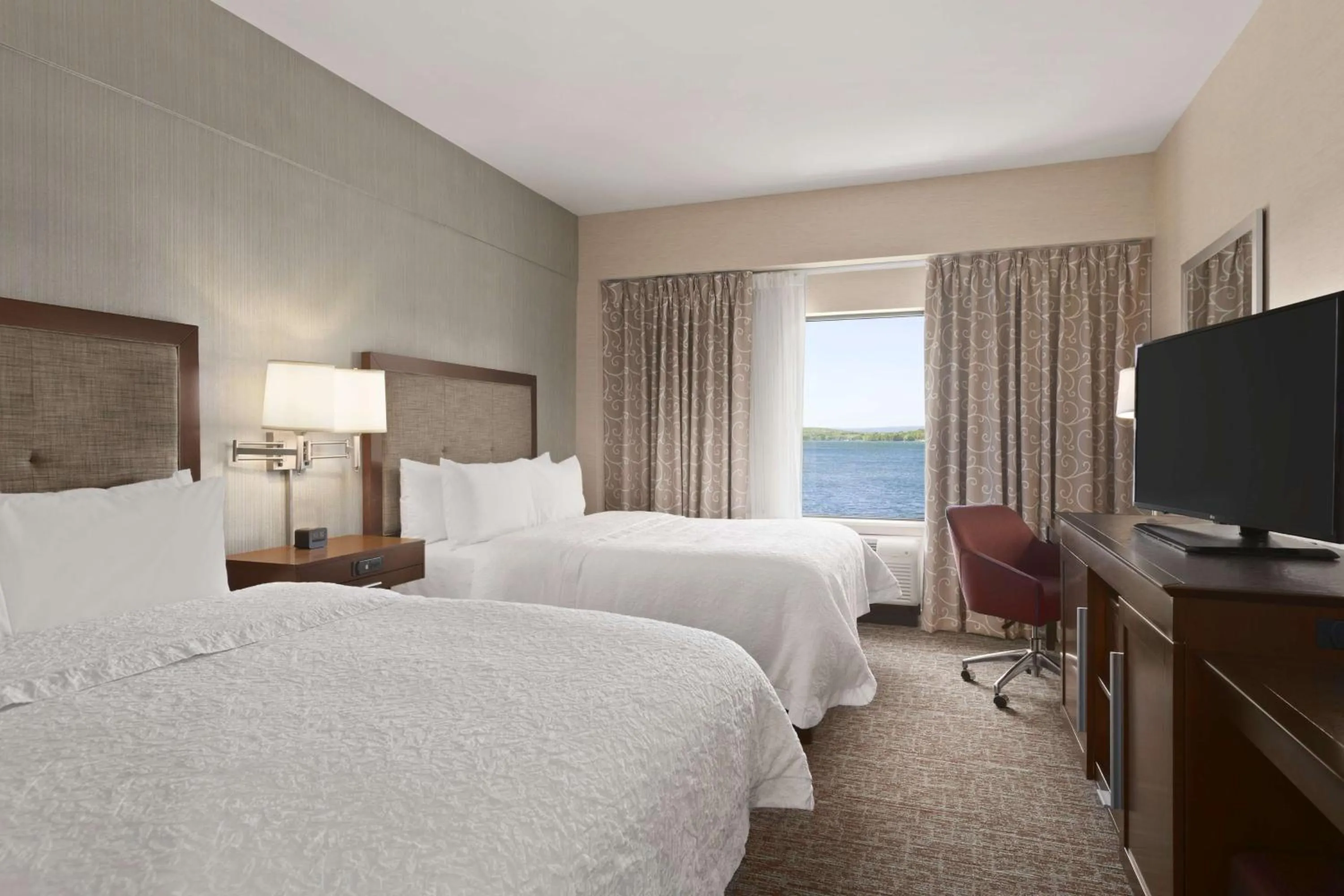 Bed in Hampton Inn Penn Yan, NY