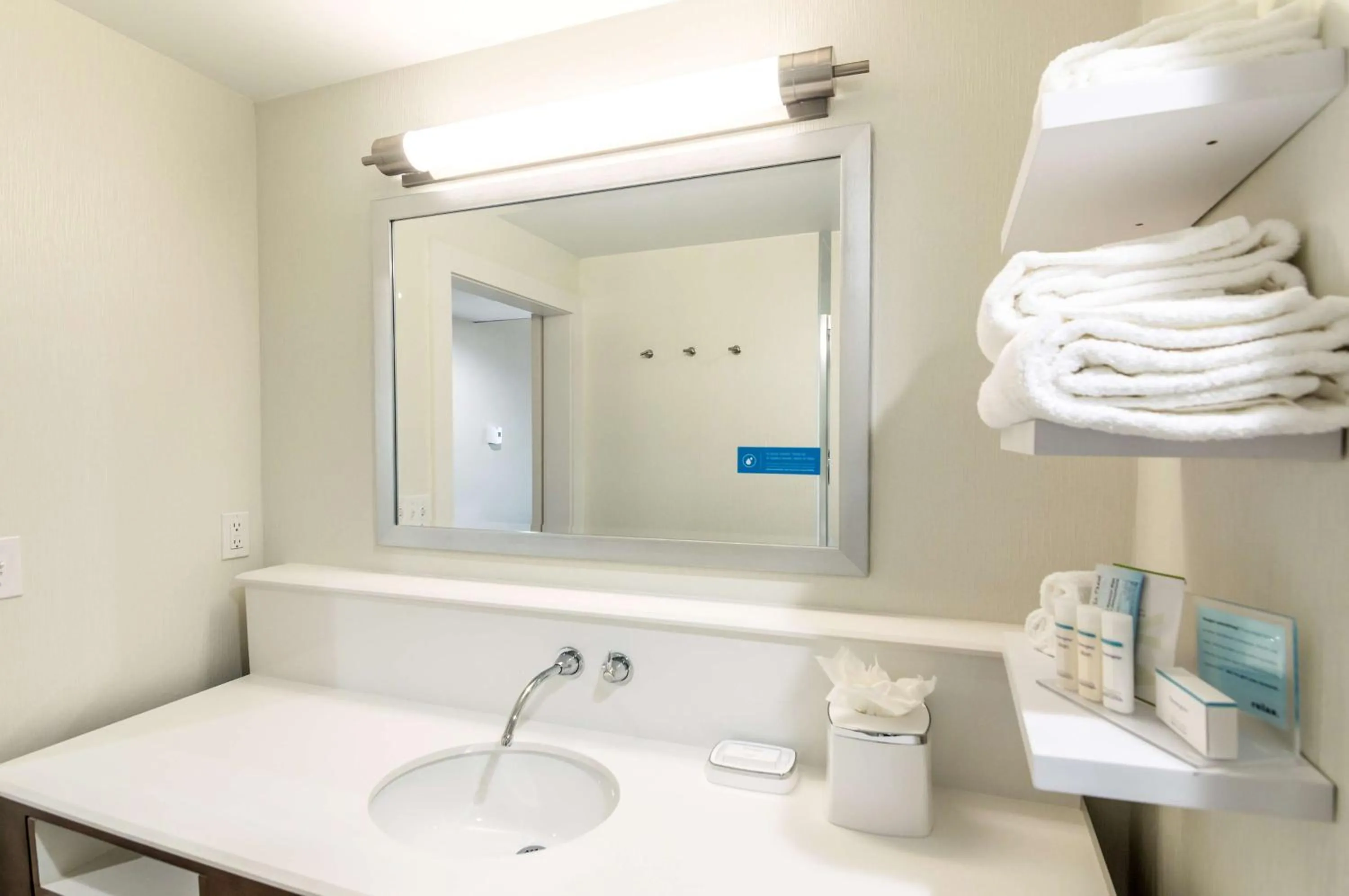 Bathroom in Hampton Inn Oklahoma City Northeast OK