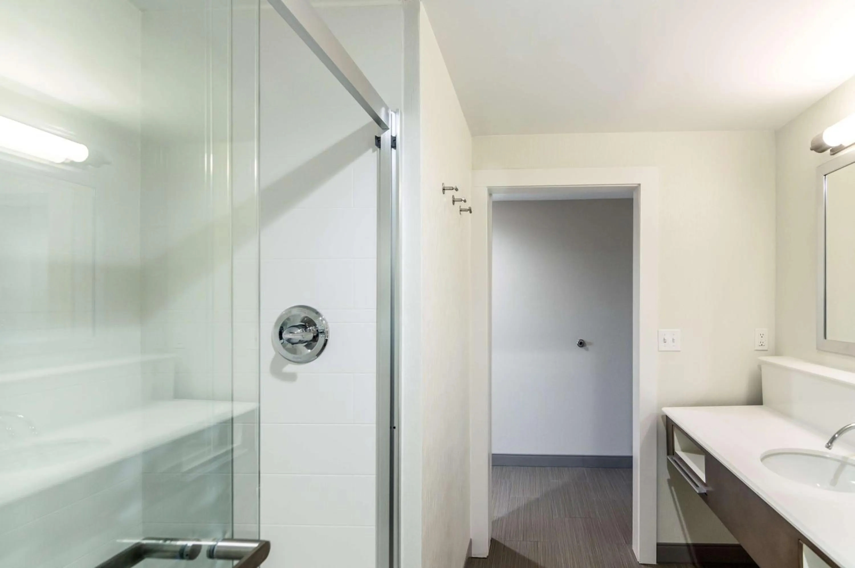 Bathroom in Hampton Inn Oklahoma City Northeast OK