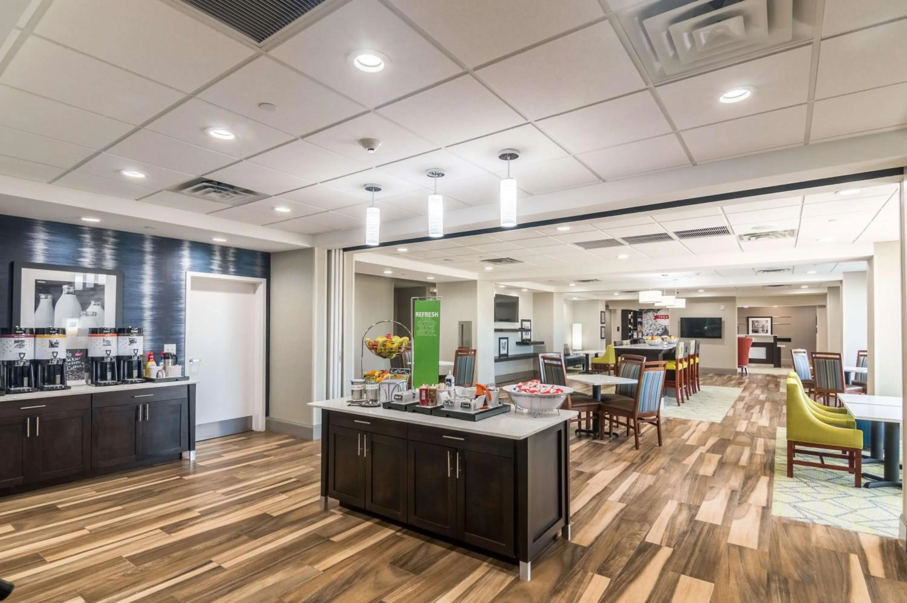 Dining area in Hampton Inn Oklahoma City Northeast OK