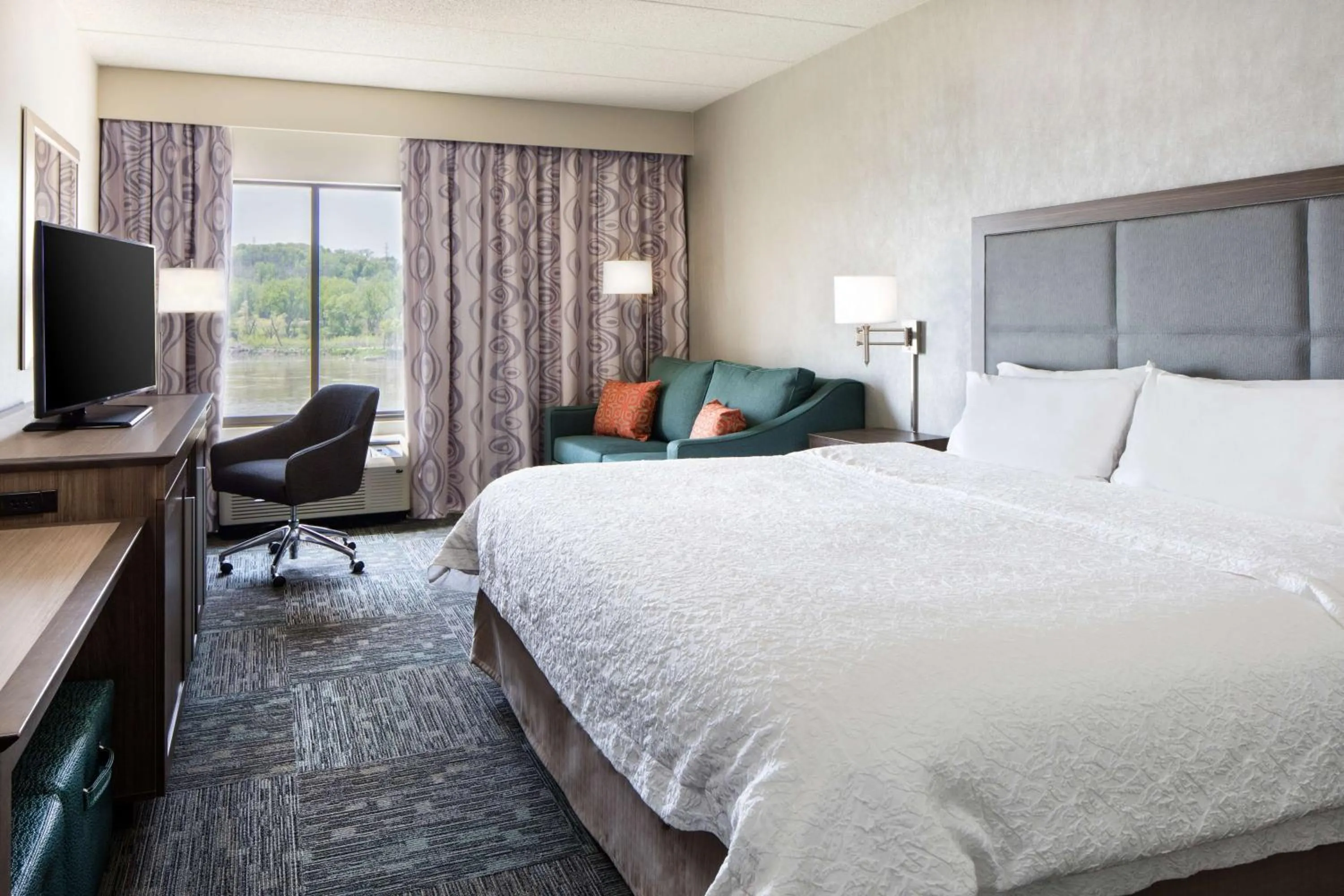 Bedroom, Bed in Hampton Inn Council Bluffs