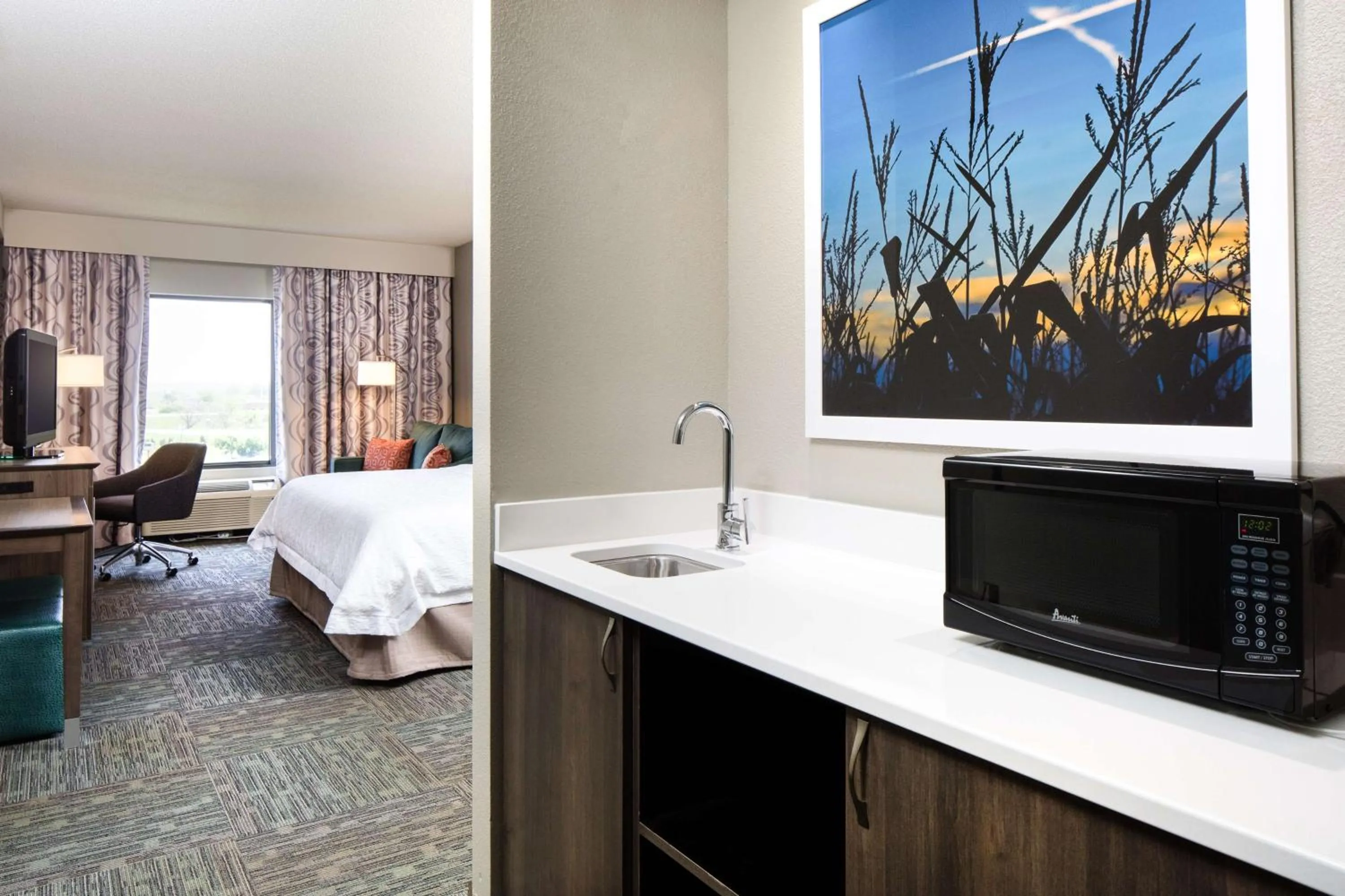 Photo of the whole room, Bed in Hampton Inn Council Bluffs