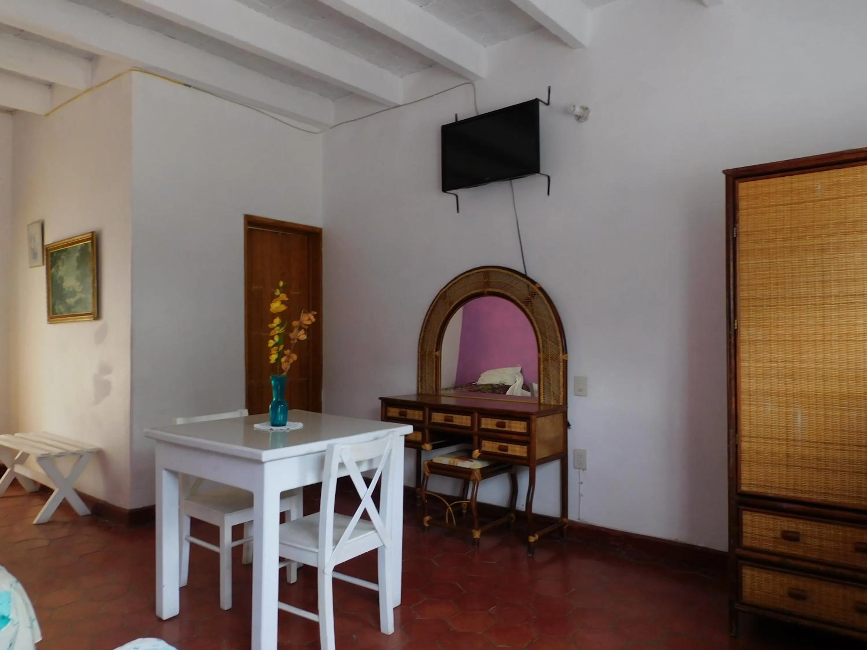 TV/Entertainment Center in Hotel Elohim by Rotamundos