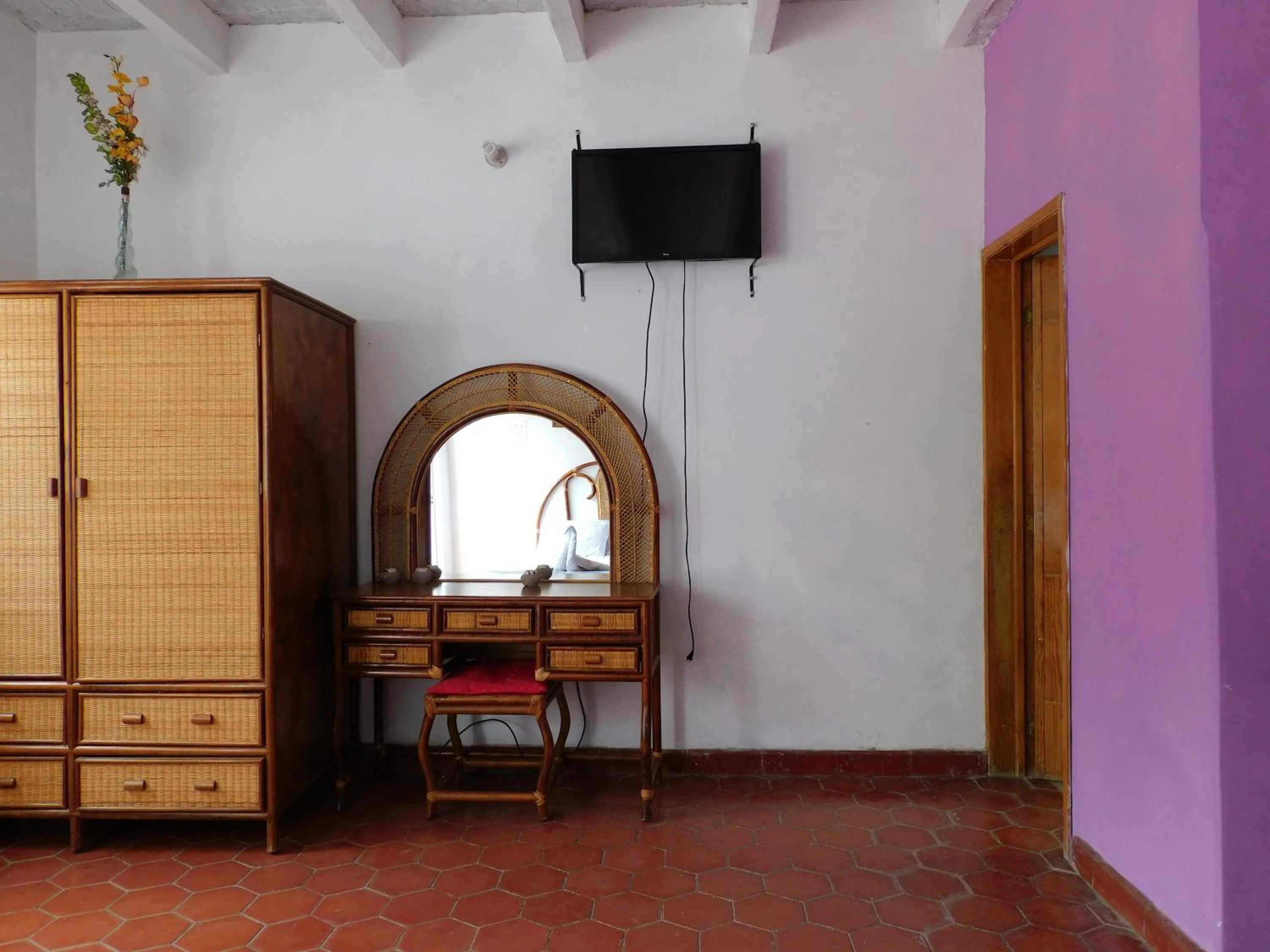 TV/Entertainment Center in Hotel Elohim by Rotamundos