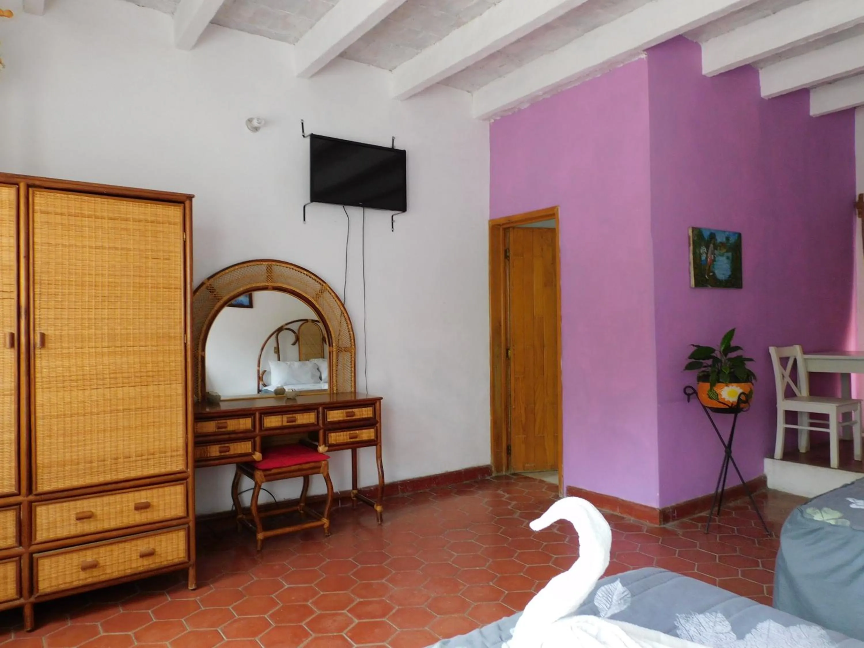 TV/Entertainment Center in Hotel Elohim by Rotamundos