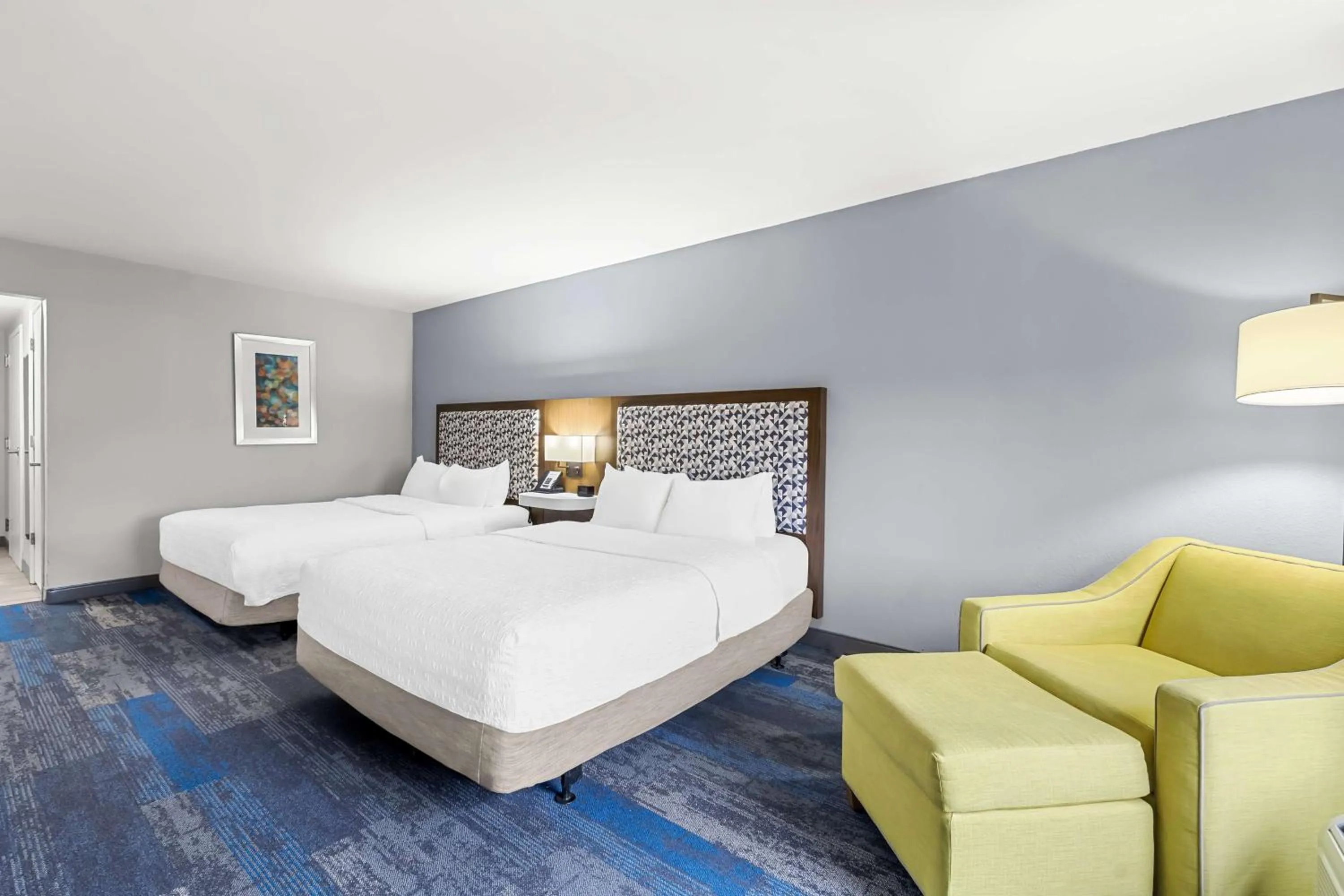 Bed in Hampton Inn Florence Midtown near University of North Alabama