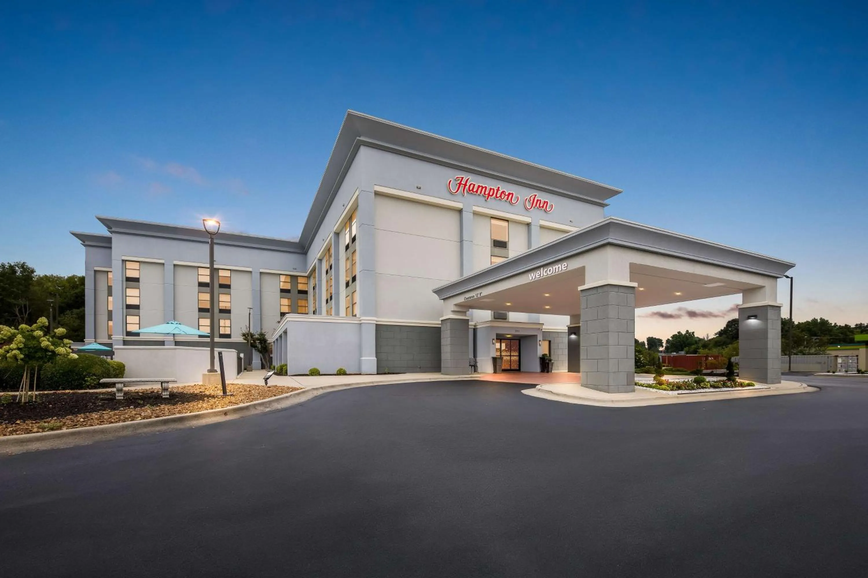 Property building in Hampton Inn Florence Midtown near University of North Alabama