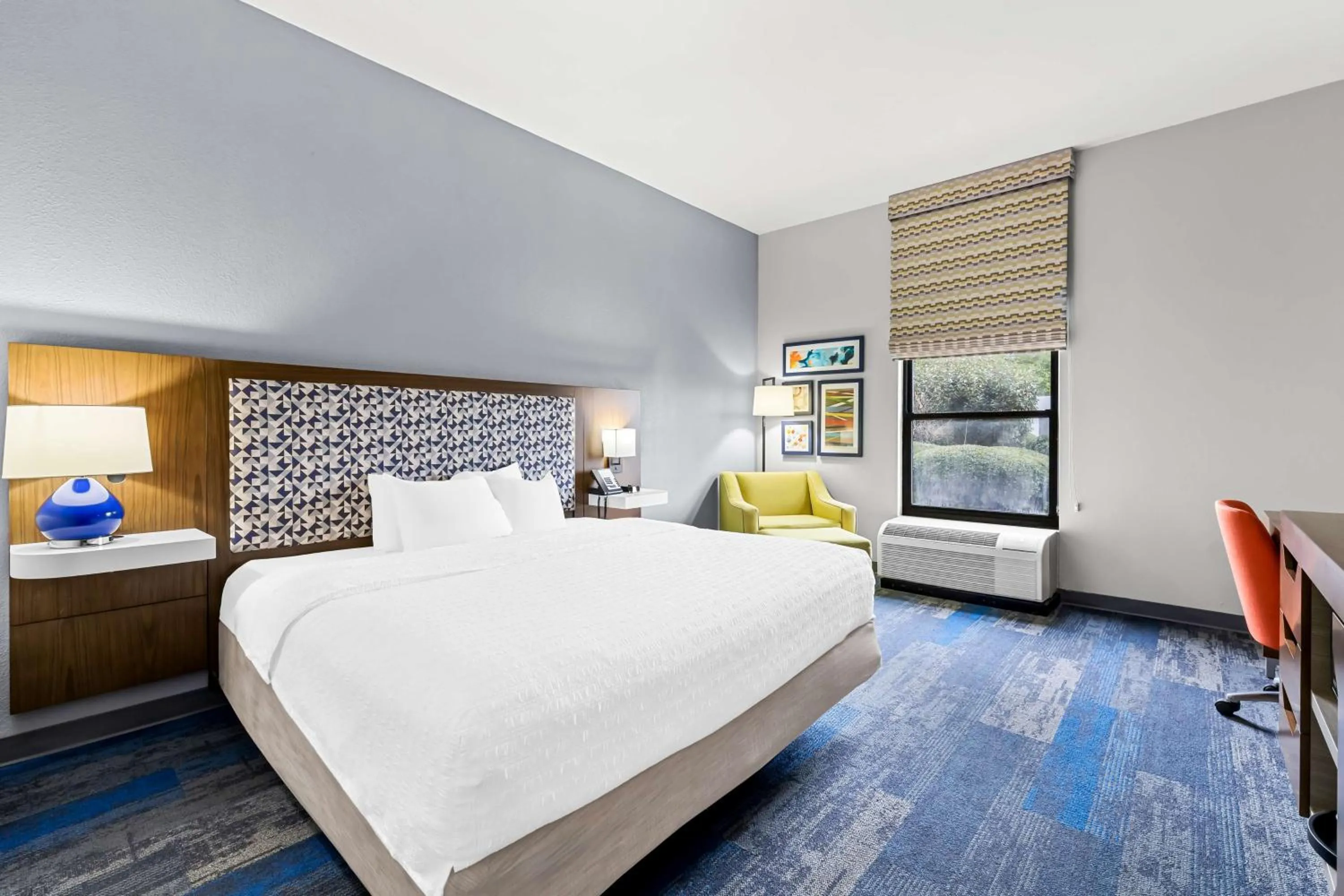 Bed in Hampton Inn Florence Midtown near University of North Alabama