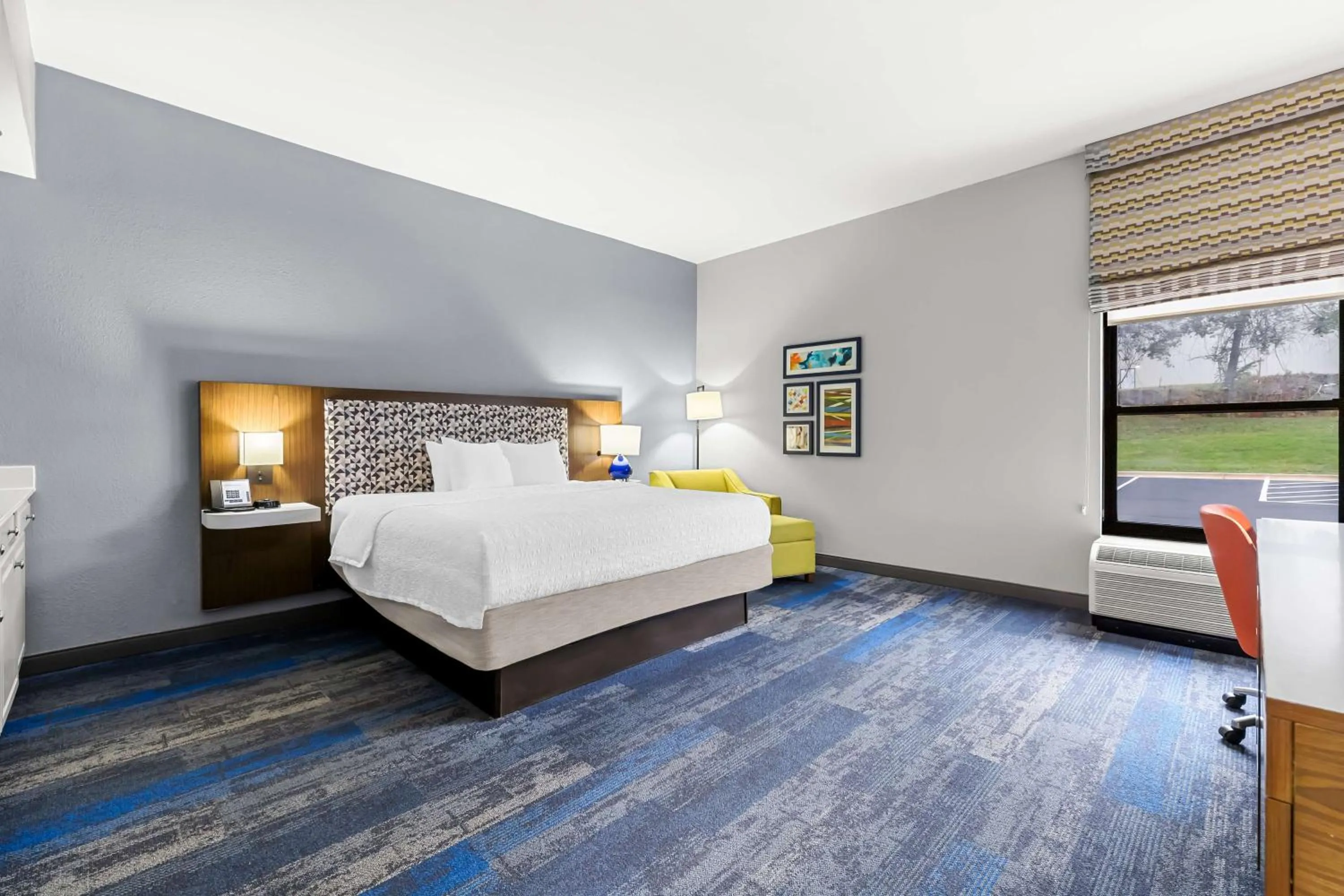 Bed in Hampton Inn Florence Midtown near University of North Alabama