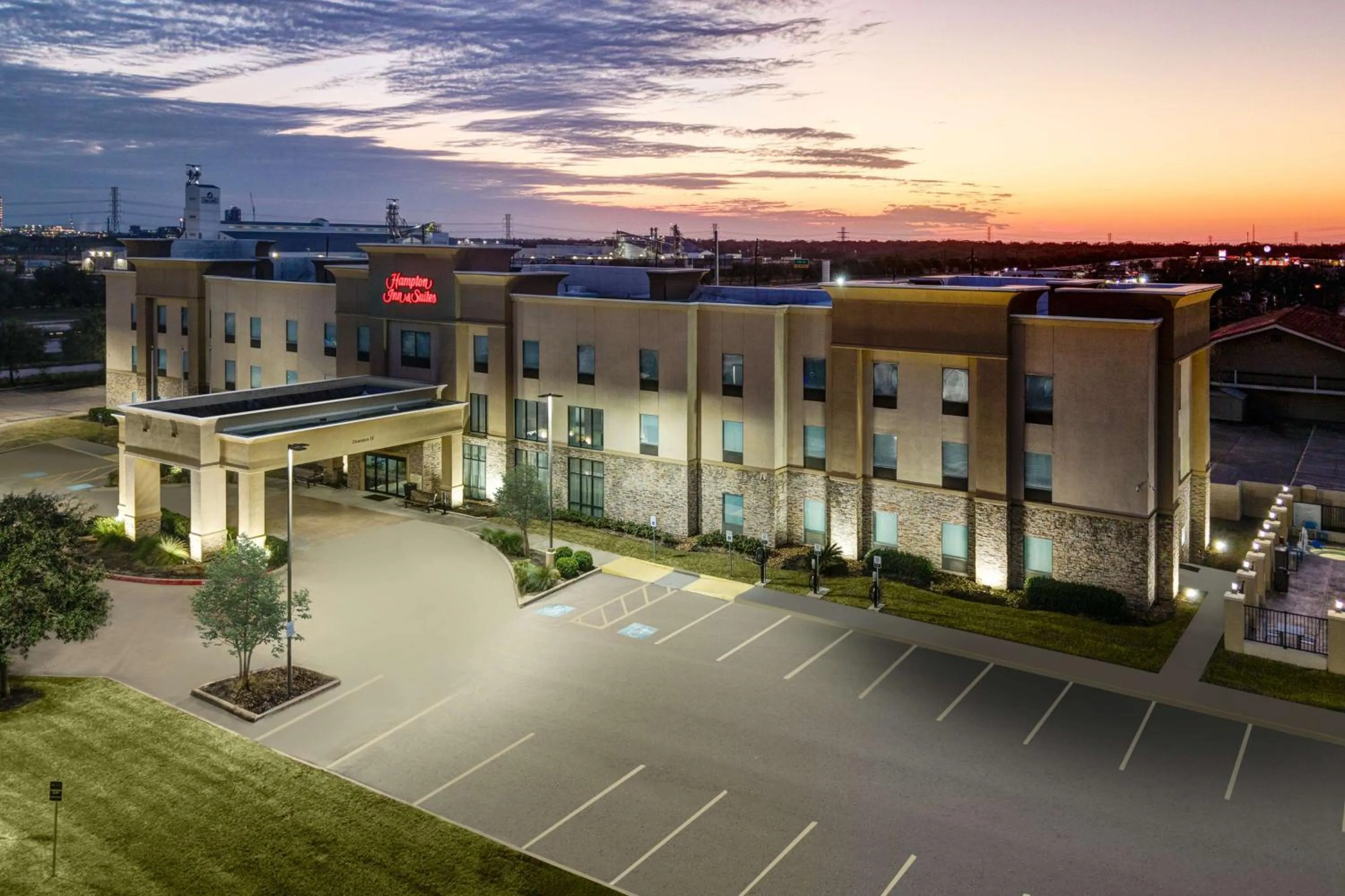 Property building in Hampton Inn and Suites Lake Jackson-Clute