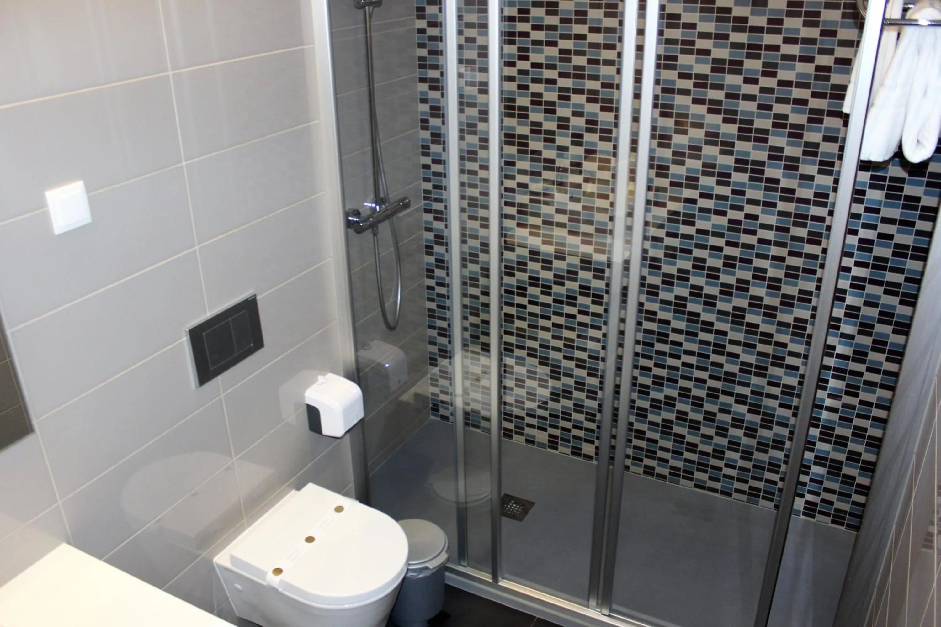 Shower in Apartamentos Turisticos da Nazare