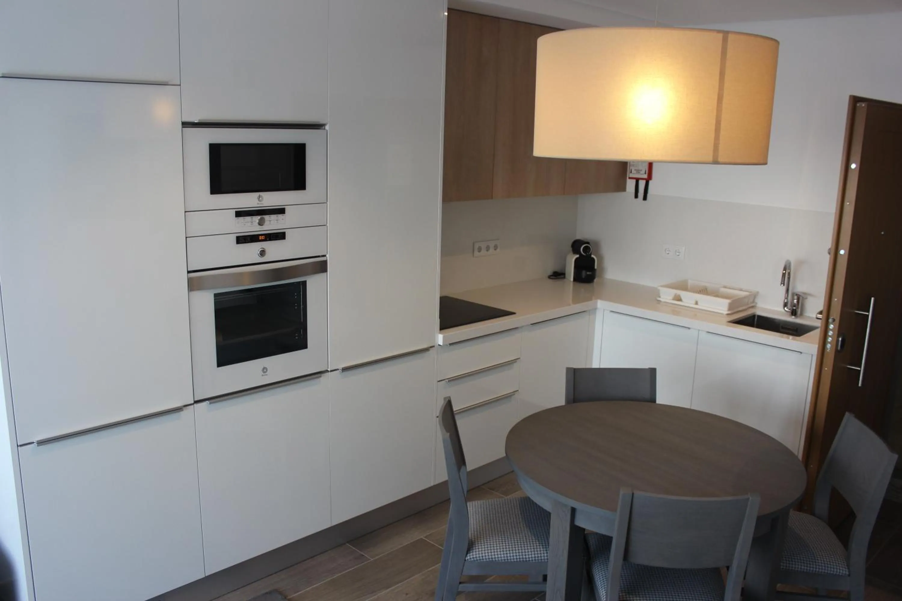 Communal kitchen in Apartamentos Turisticos da Nazare